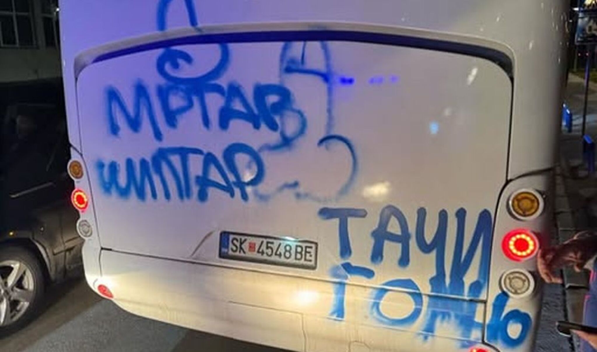 vandaliziran-avtobus