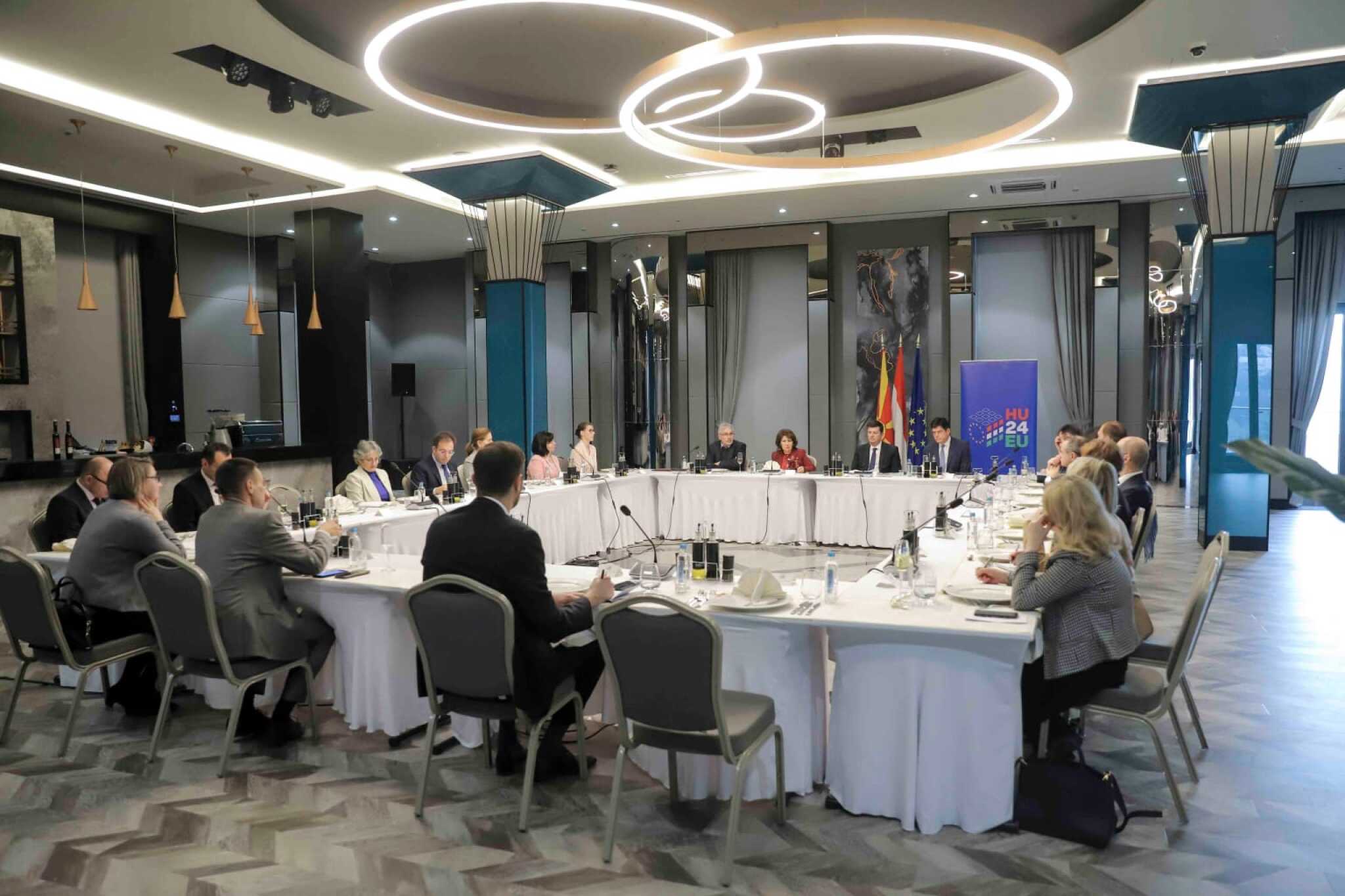 siljanovska-davkova-rucek-4