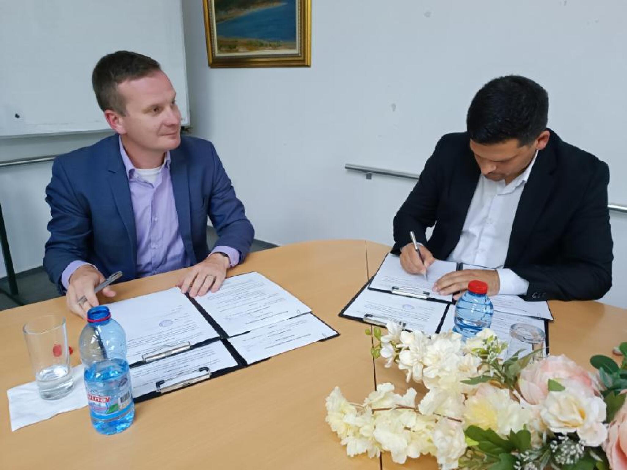 IMG-68de11e149f59efbd3d1cbfa83653660-V