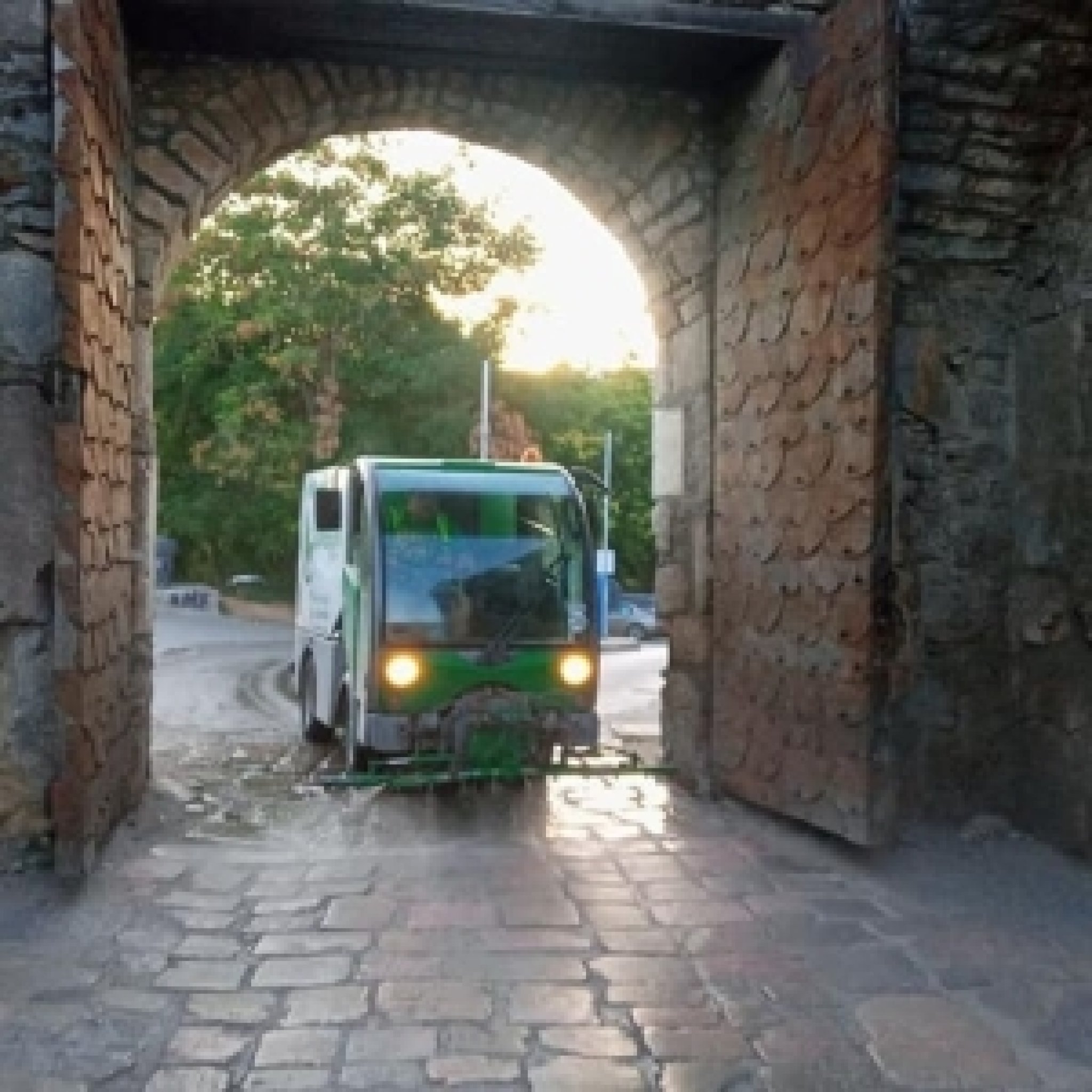 Komunalec_cistenjes-star-grad_18082022005.jpg-nggid03730-ngg0dyn-300x300x100-00f0w010c011r110f110r010t010