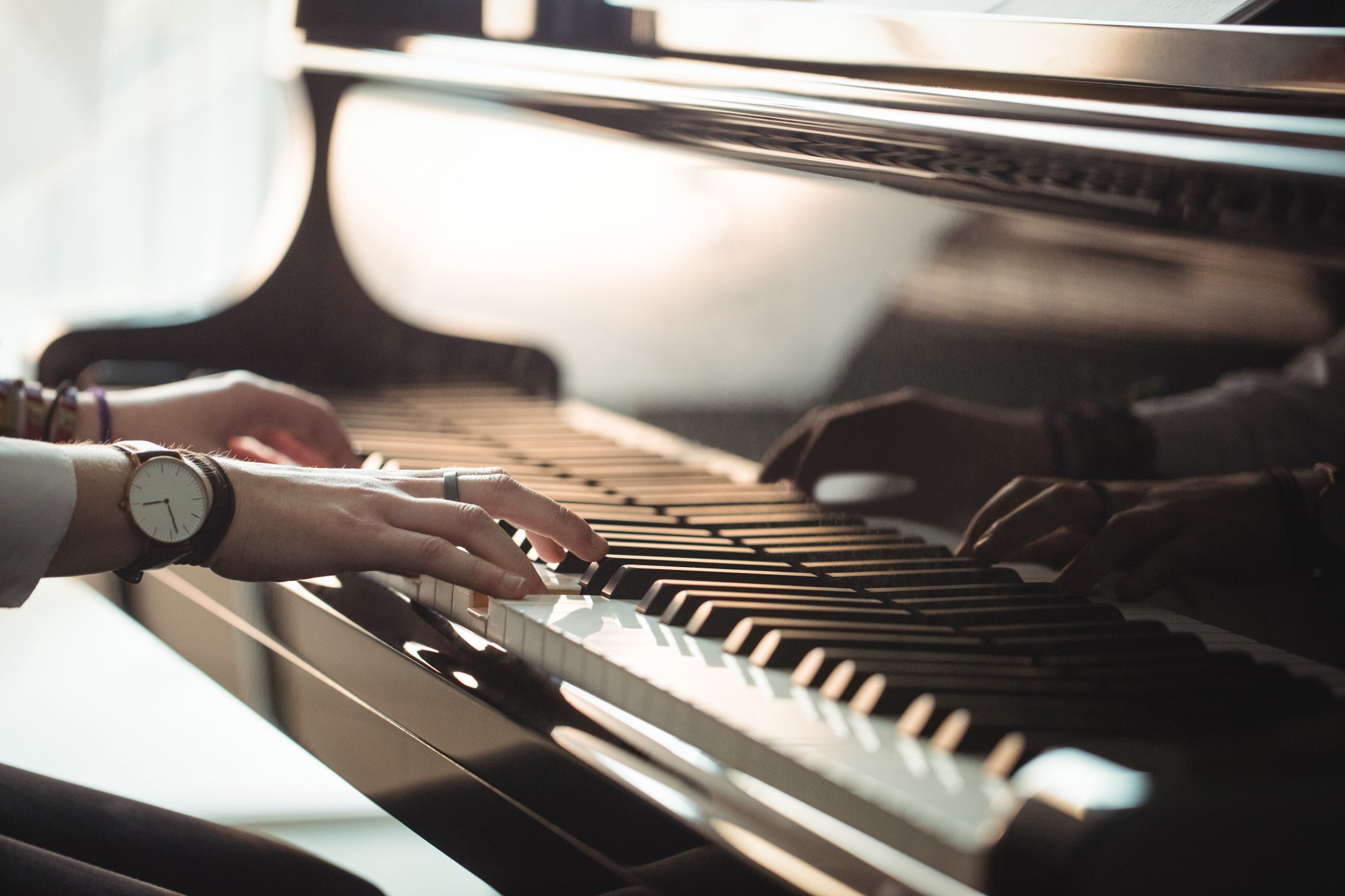 woman-playing-piano