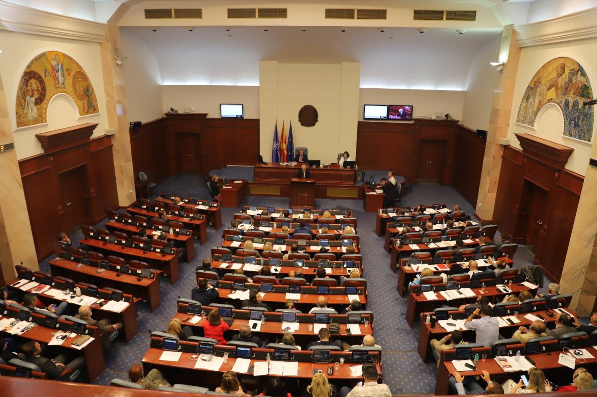 sobranie-ahmeti-govornica