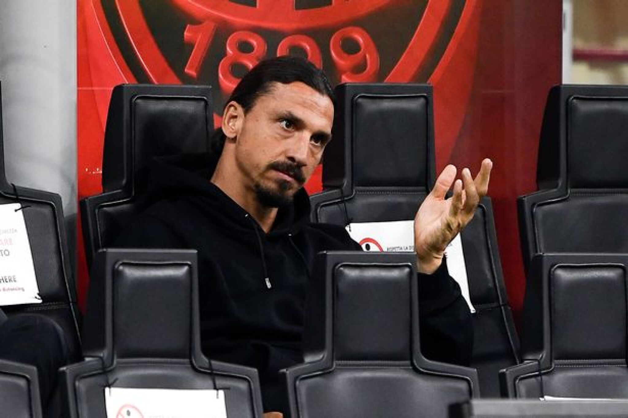 0_AC-Milan-v-Cagliari-Calcio-Serie-A