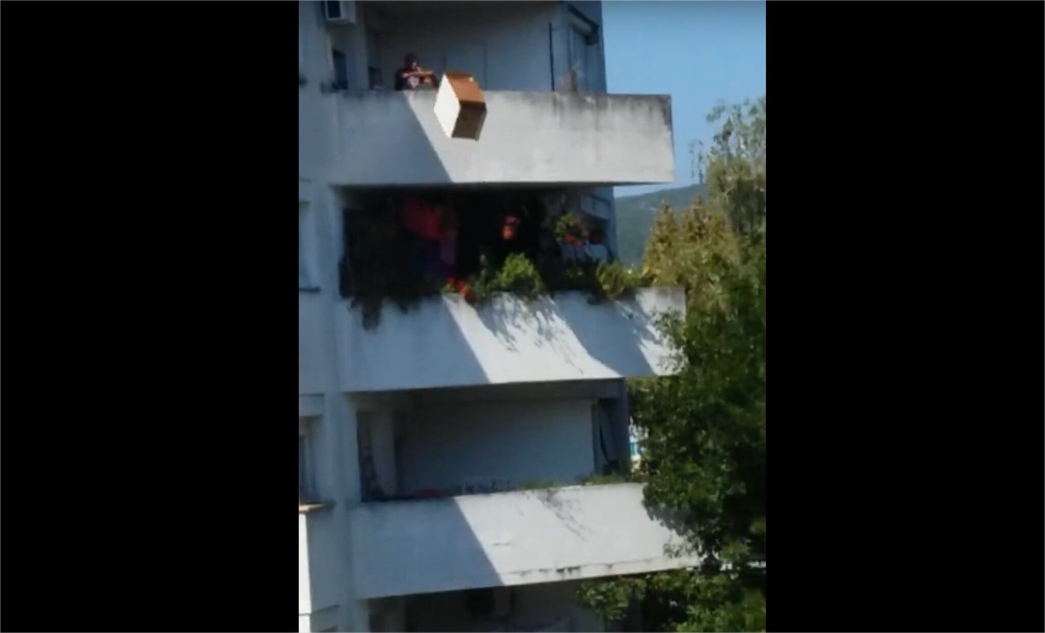 206-Capljina-Bacao-namještaj-s-cetvrtog-kata-zgrade-YouTube-Google-Chrome