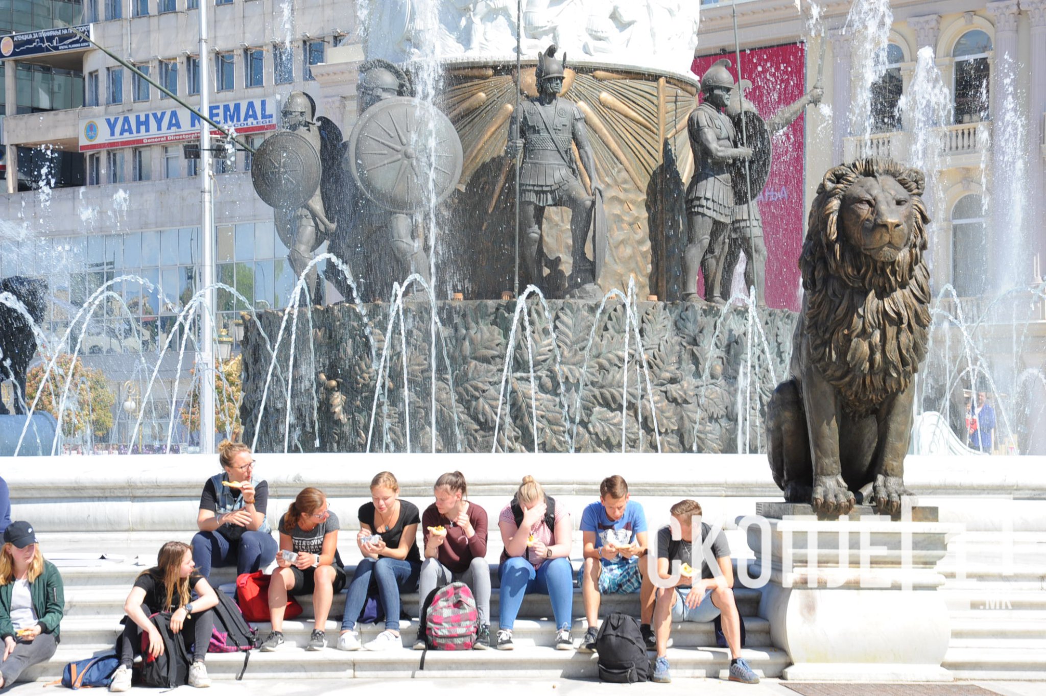 plostad-vremenska-toplo-vreme-fontana-skopje