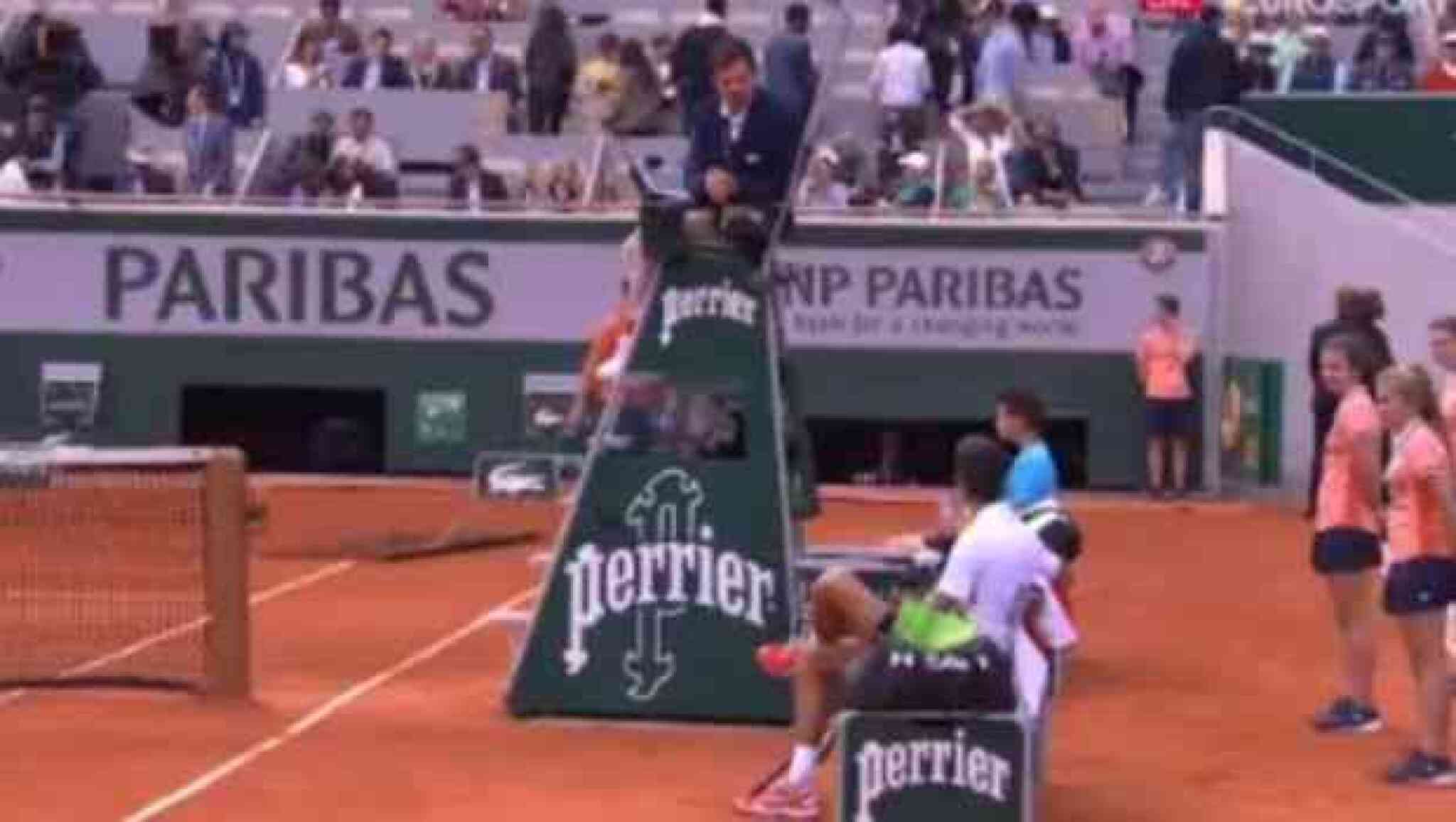 89212-gjokovikj-mu-odrzha-lekcija-na-sudijata-si-igral-li-nekogash-tenis-video@2x