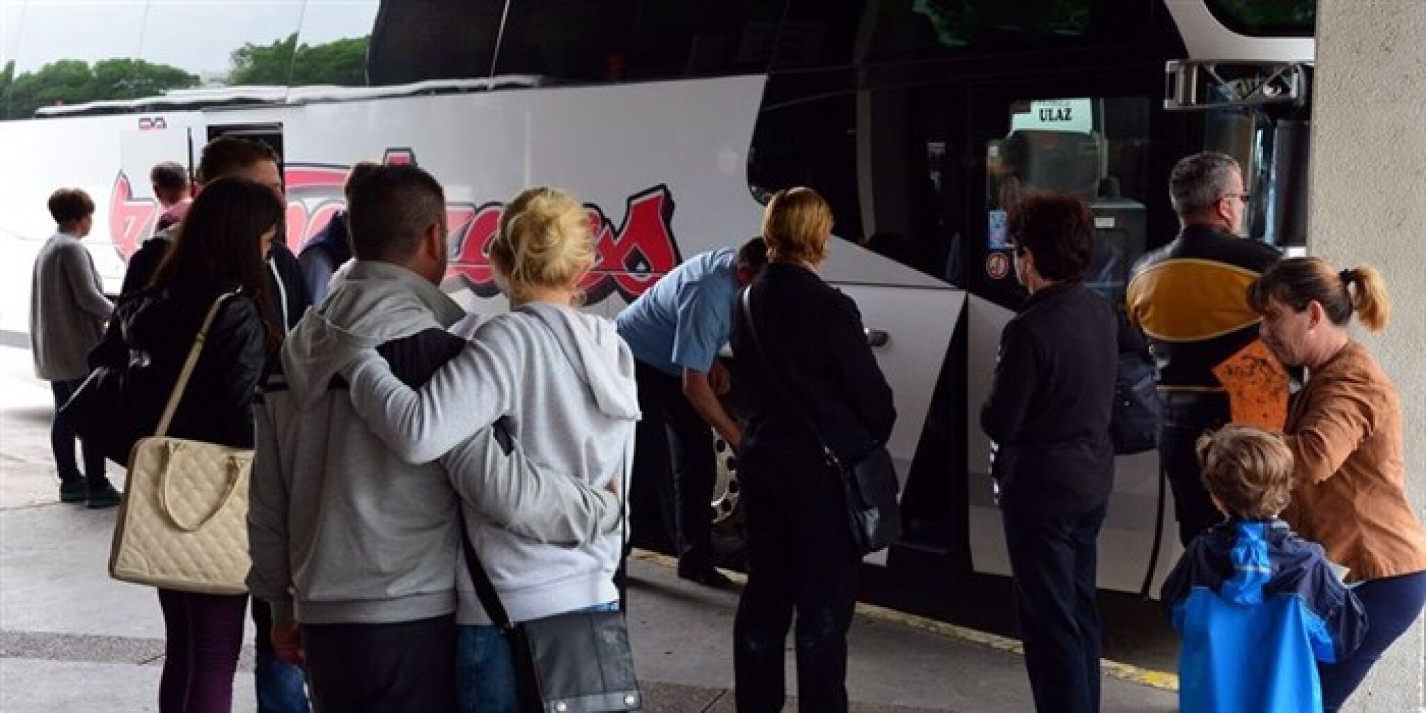 avtobus-iseluvanje-mladi