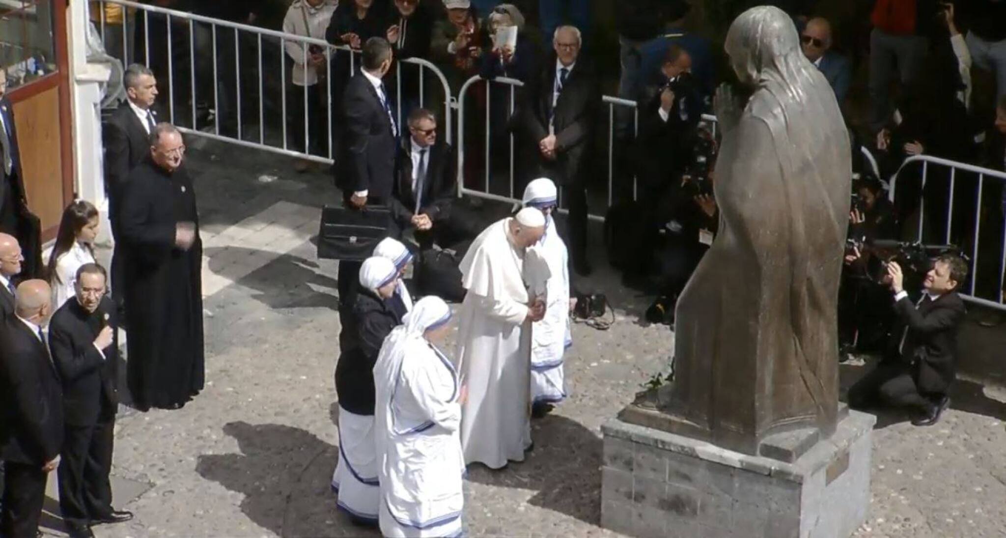 papa-poklon-majka-tereza