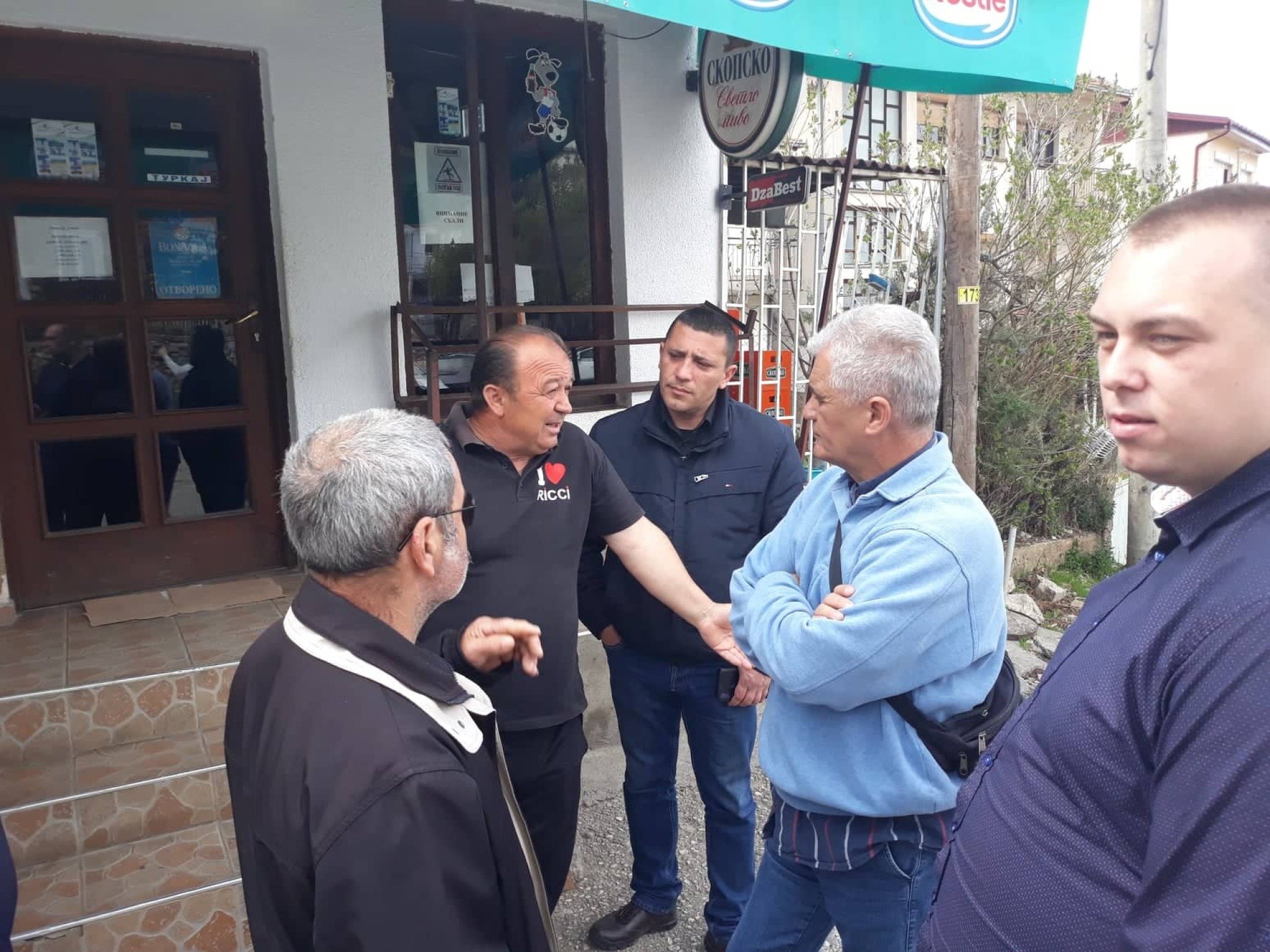 56300184_2130460633741361_345774657221165056_n