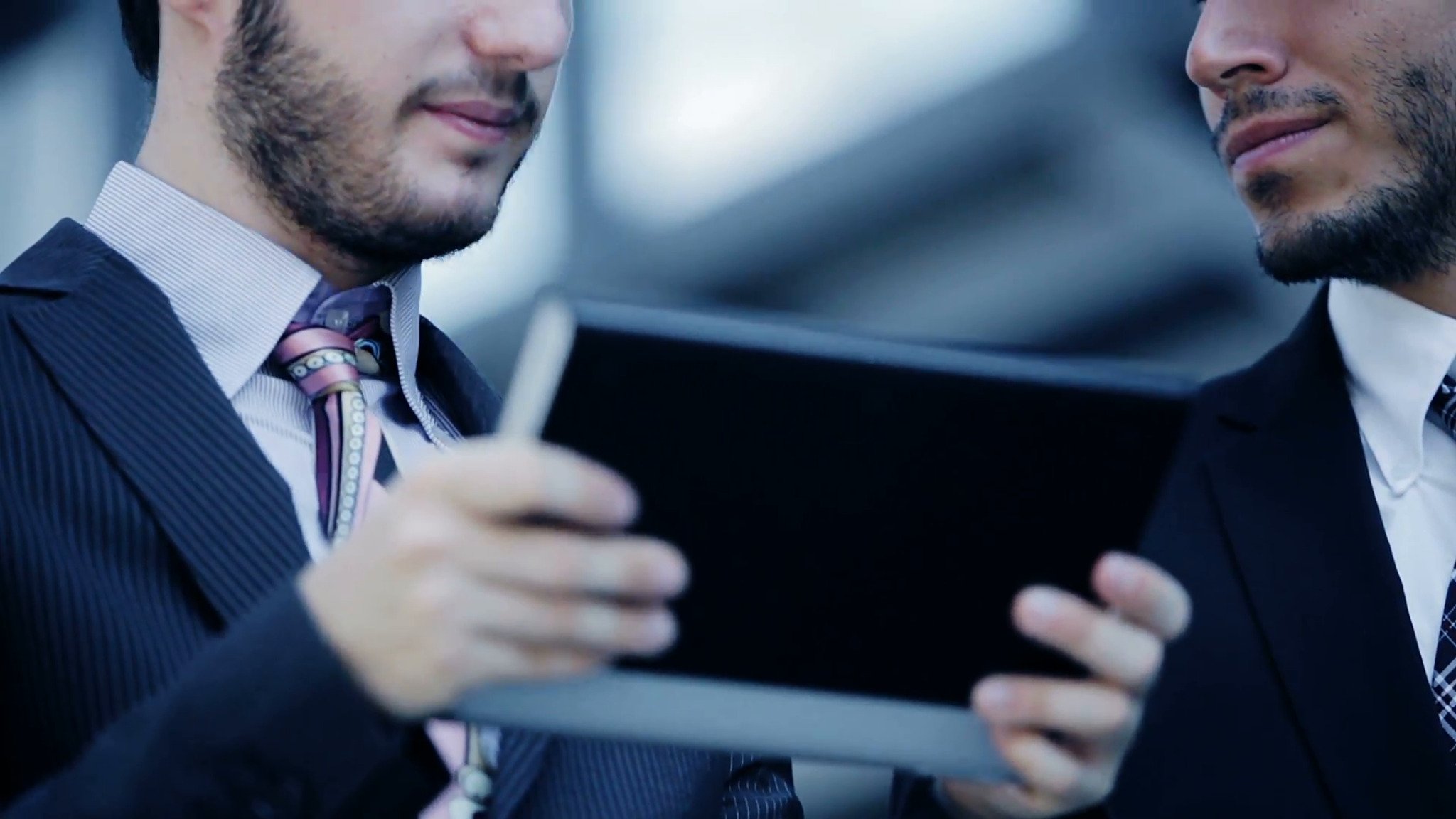 team-work-of-businesspeople-using-mobile-device-like-tablet-computer_e1q5x4q5g__F0000