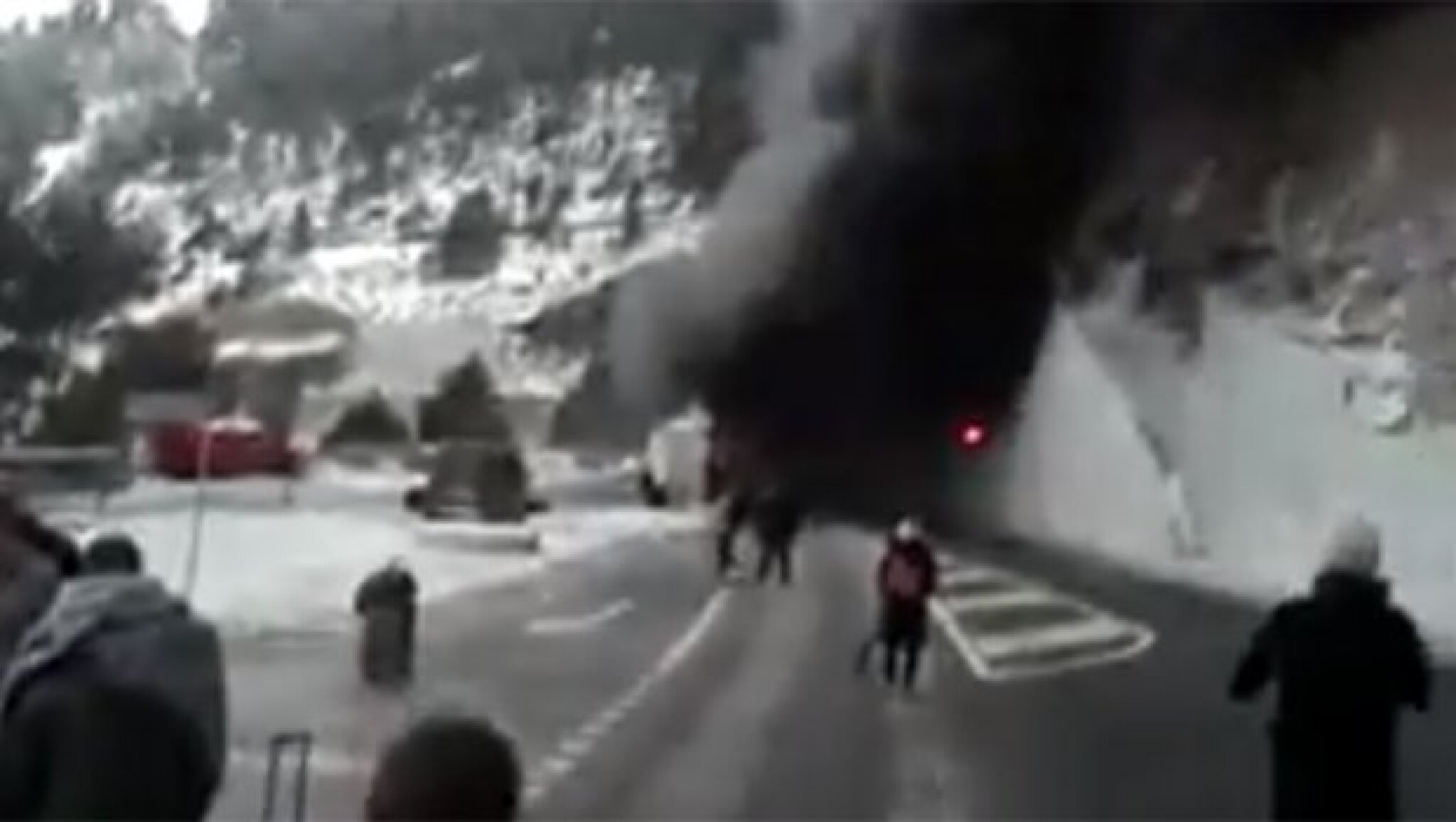 zapaljen-autobus-u-tunelu-620x350