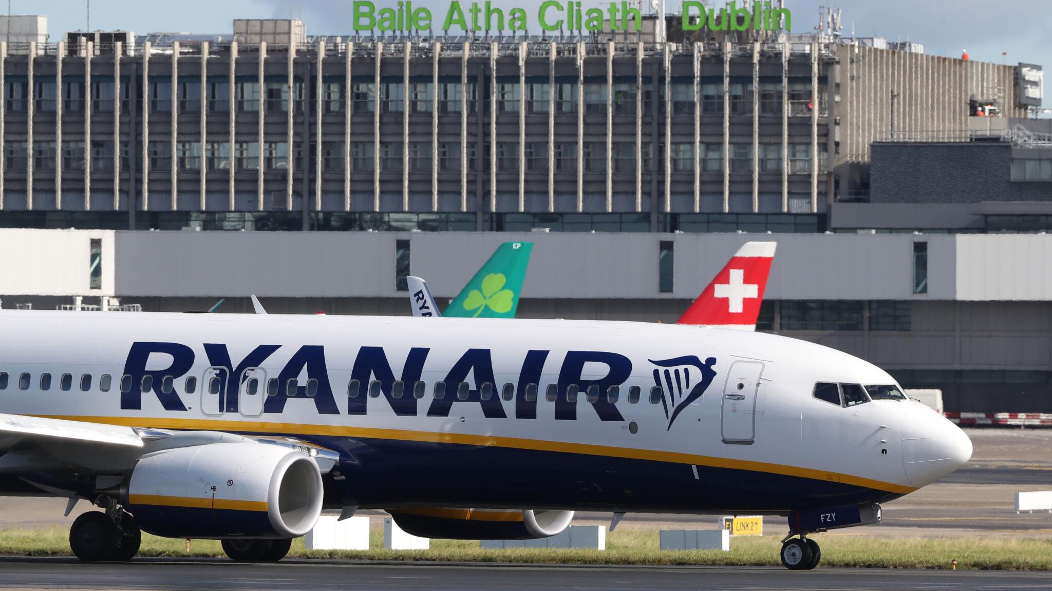 man-chases-plane-at-dublin-airport-after-missing-flight-136429820876502601-180927100034