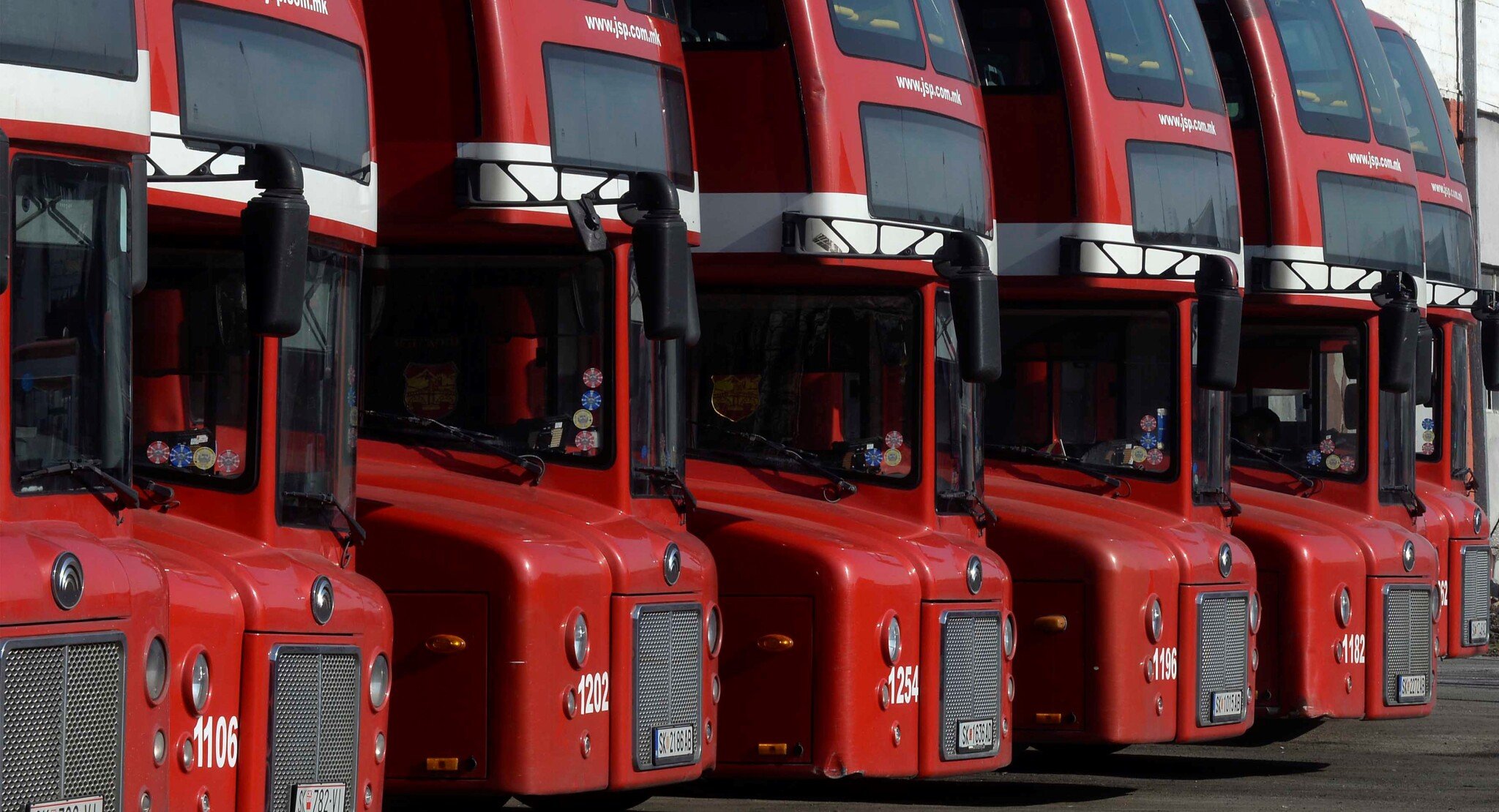 JSP-avtobusi-parkirani