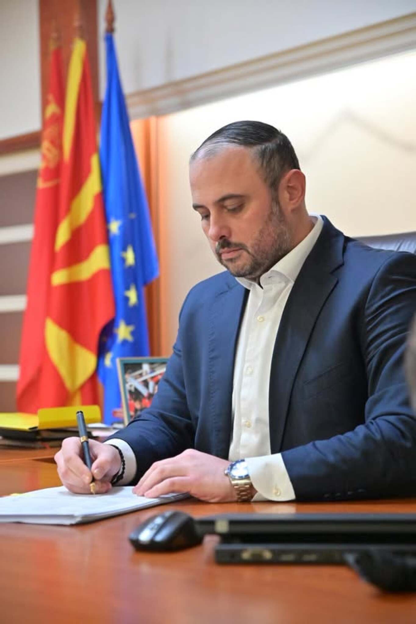 media-librarya1q8qgaei2l441JMAy7