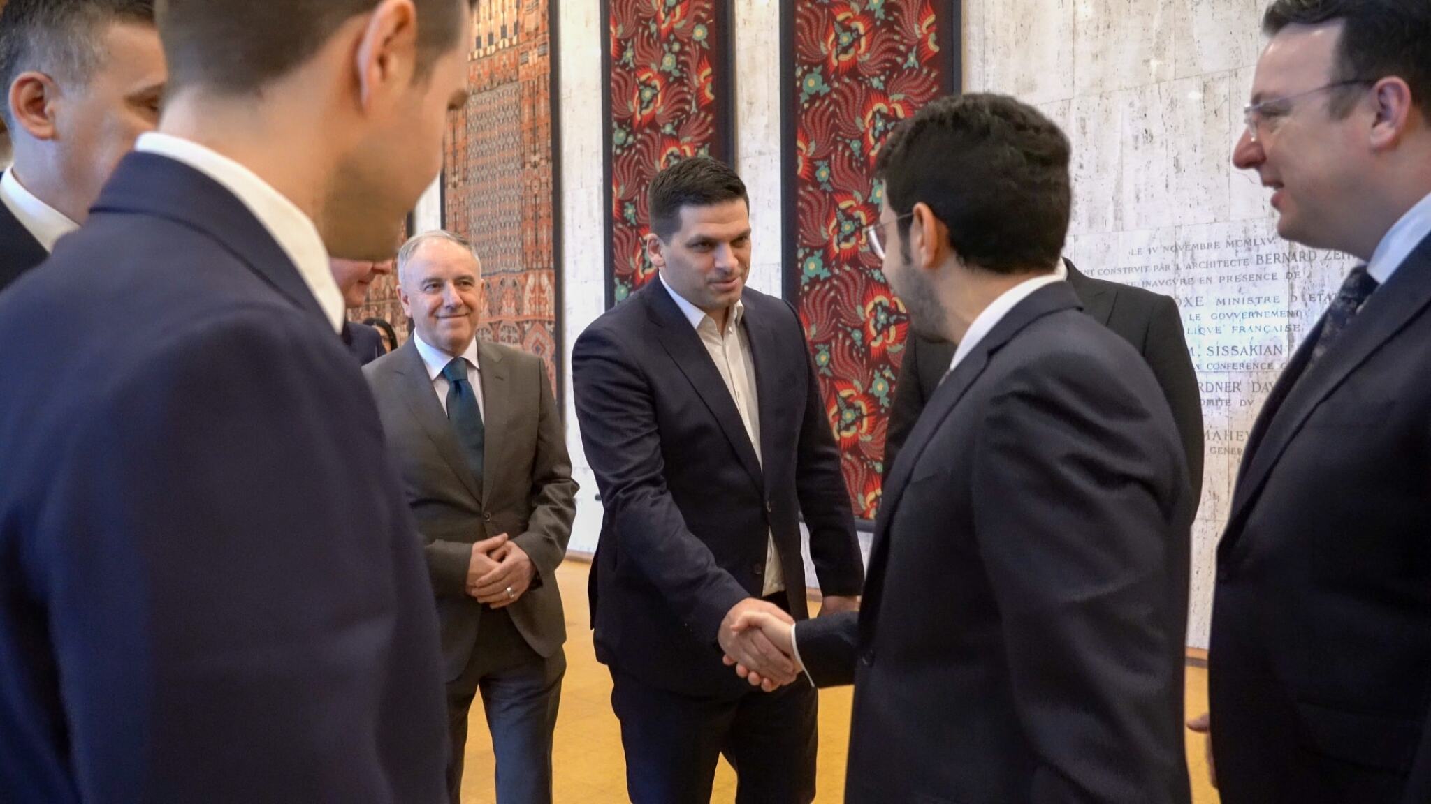 media-librarycc773iu2qt3f5AdCrRJ