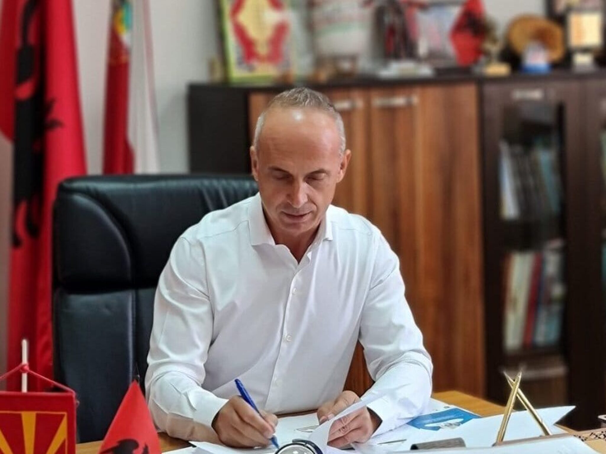 media-library27j9tnfkqglb3UimxLd