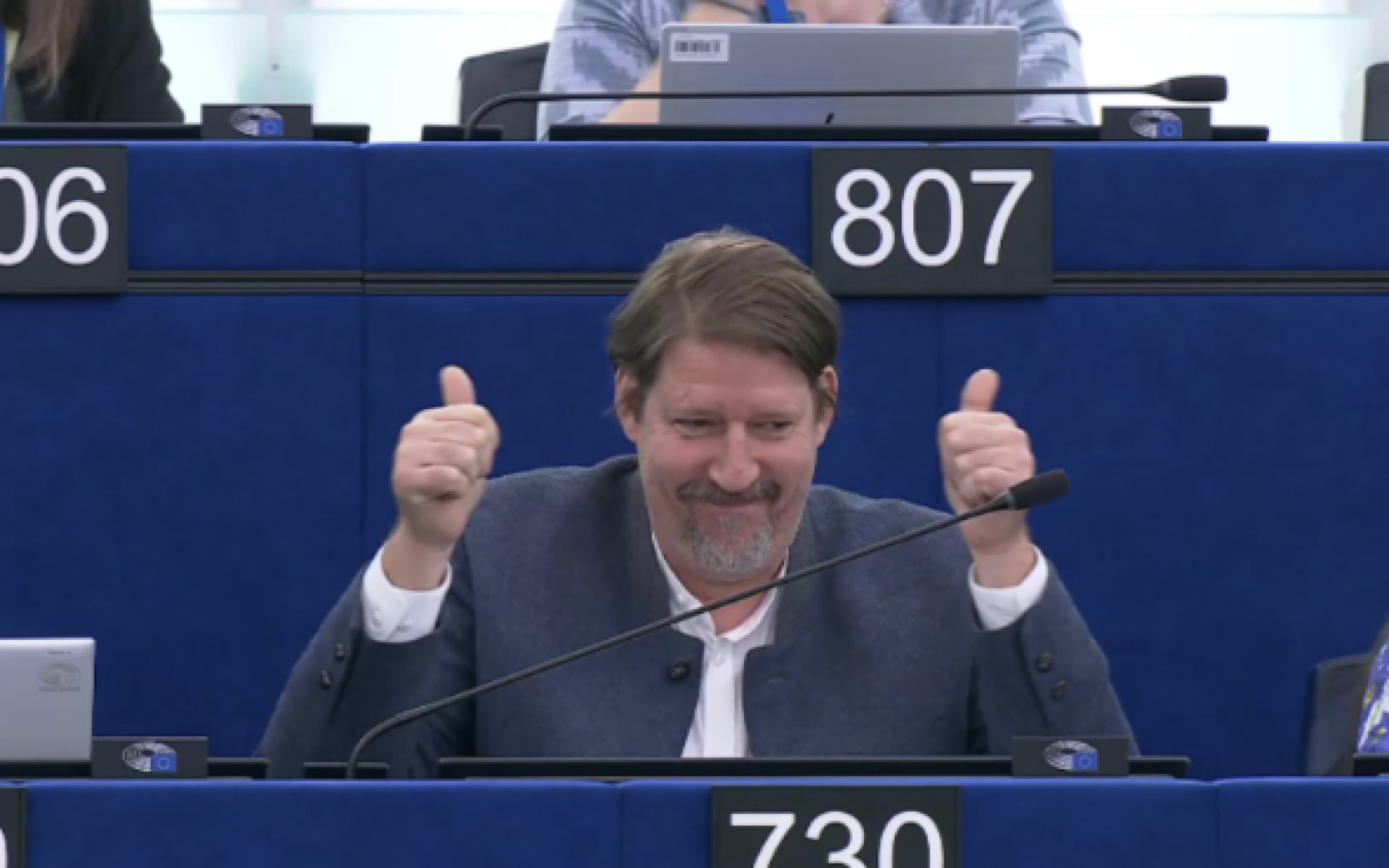 media-library27qhdkq78eah9hdb95W