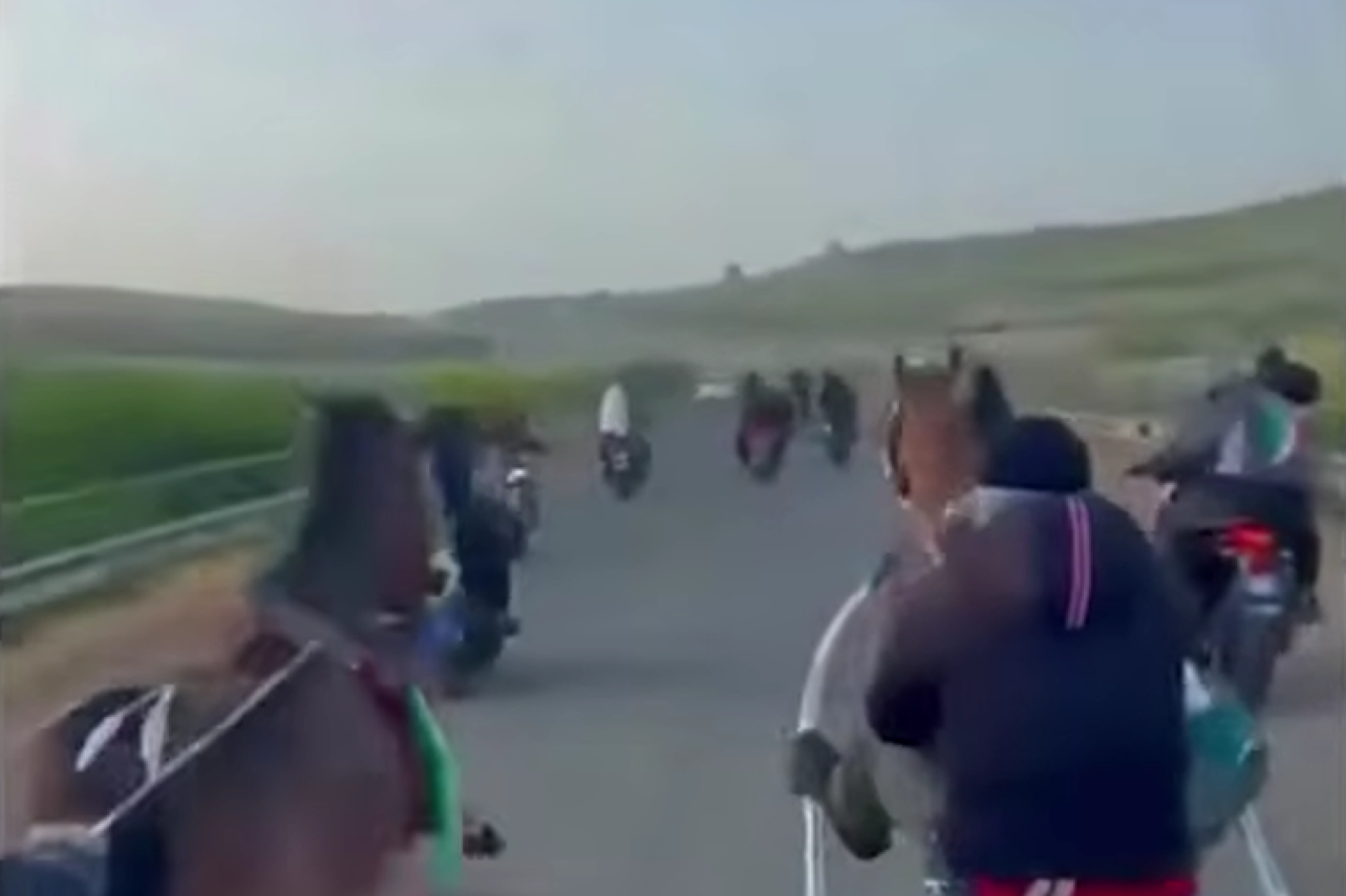 (Видео) Пукале во воздух и мавтале со „калашникови“ за време на трка со коњи