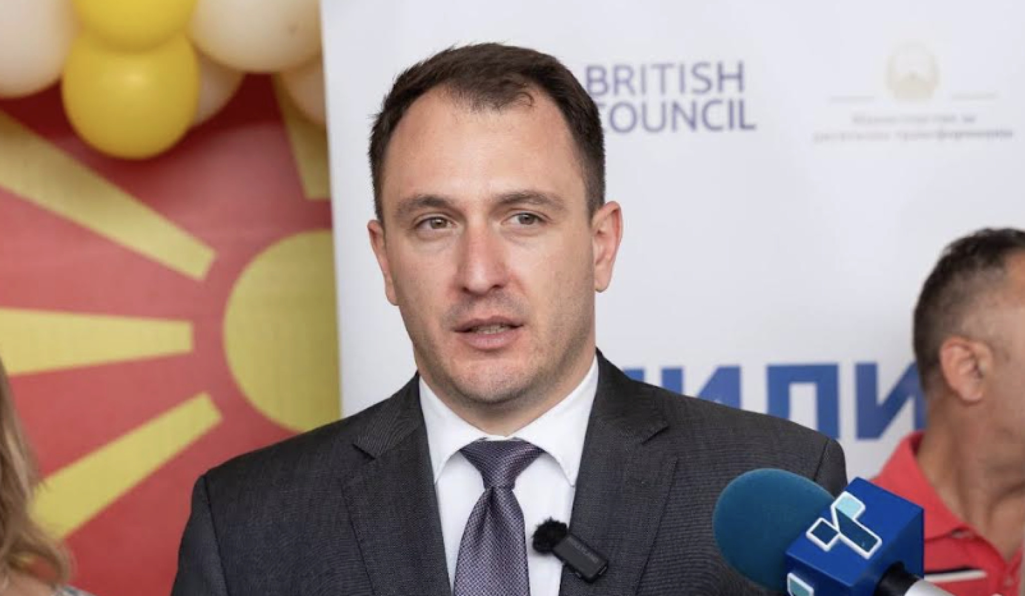 „Учениците ќе учат основи на програмирање и сајбер безбедност преку micro:bit уредив“, вели Андоновски