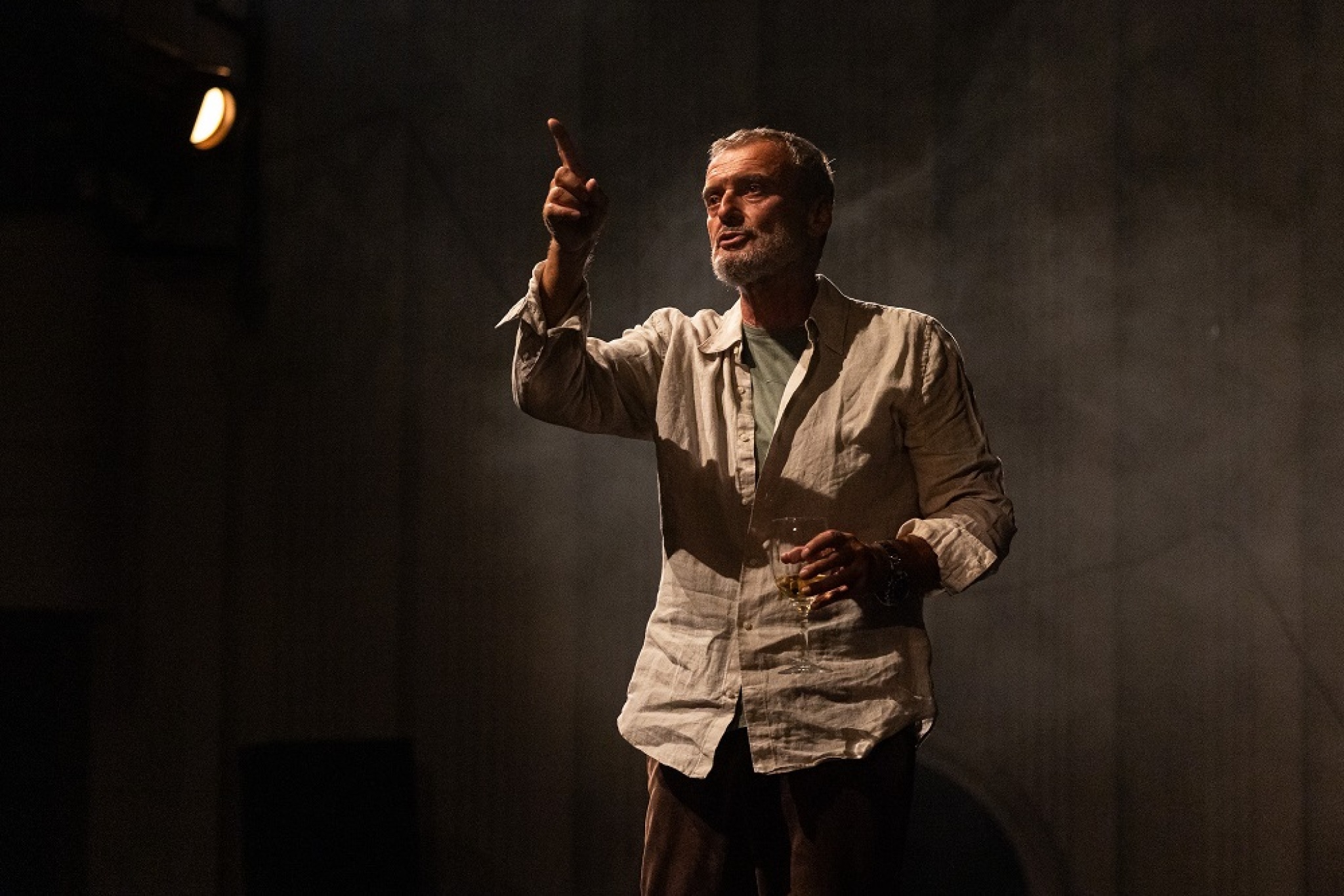 „Уна“- интимна, поетична и визуелно впечатлива театарска приказна за борбата на индивидуалецот и љубовта