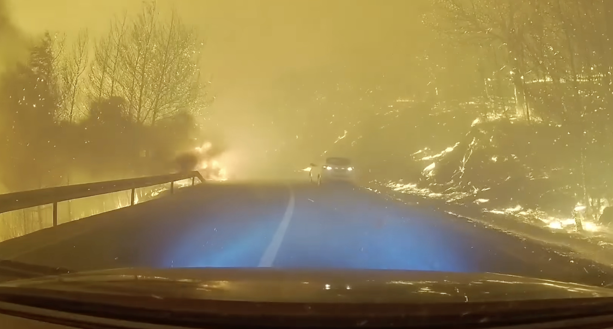 (Видео) Снимка од драматичното бегство на семејство од пожарот во Омиш: Високата температура почнала да го оштетува возилото