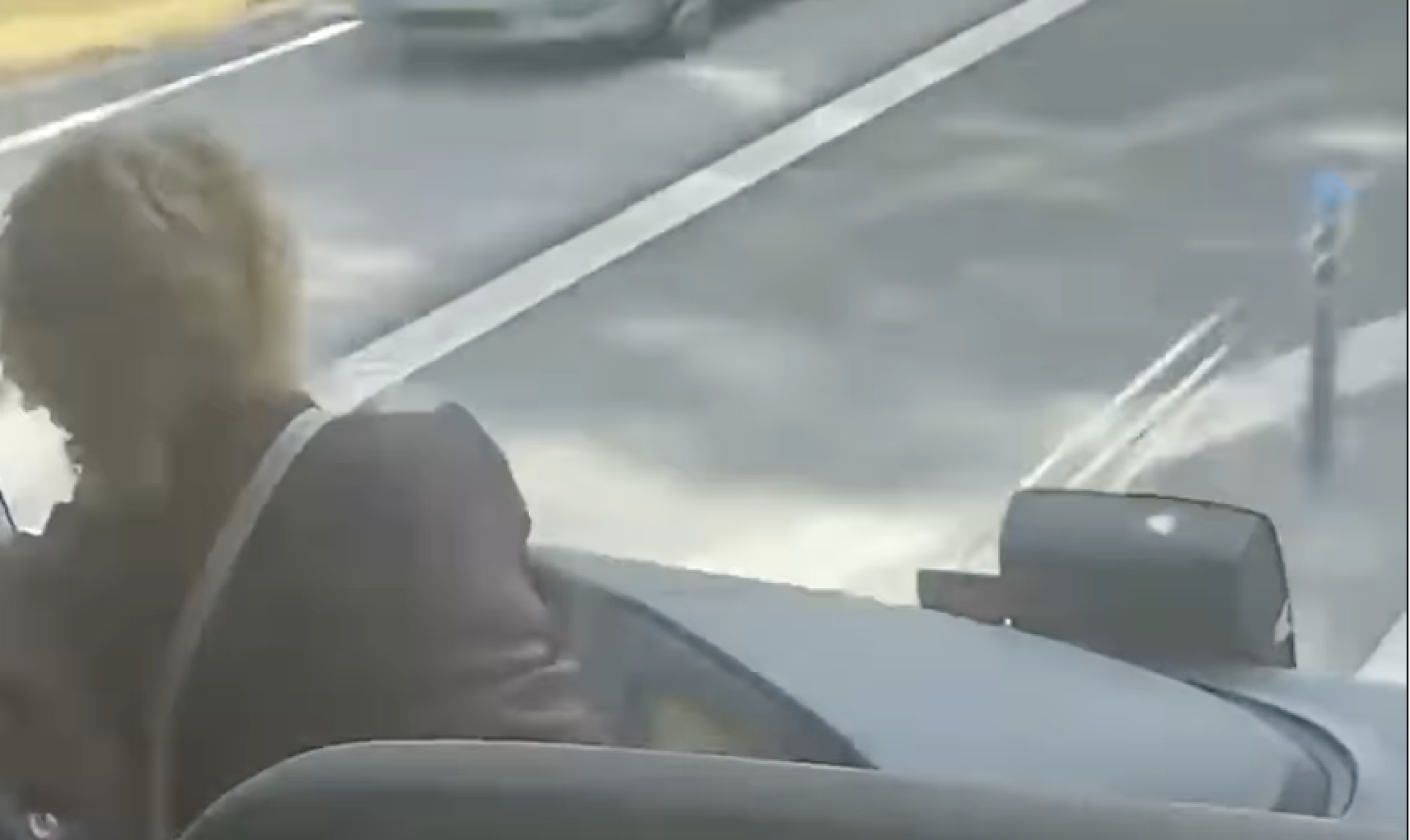 (Видео) За влакно избегната трагедија во Шведска: Возач на автобус со 50 патници се онесвестил, жена го презела воланот и спречила несреќа