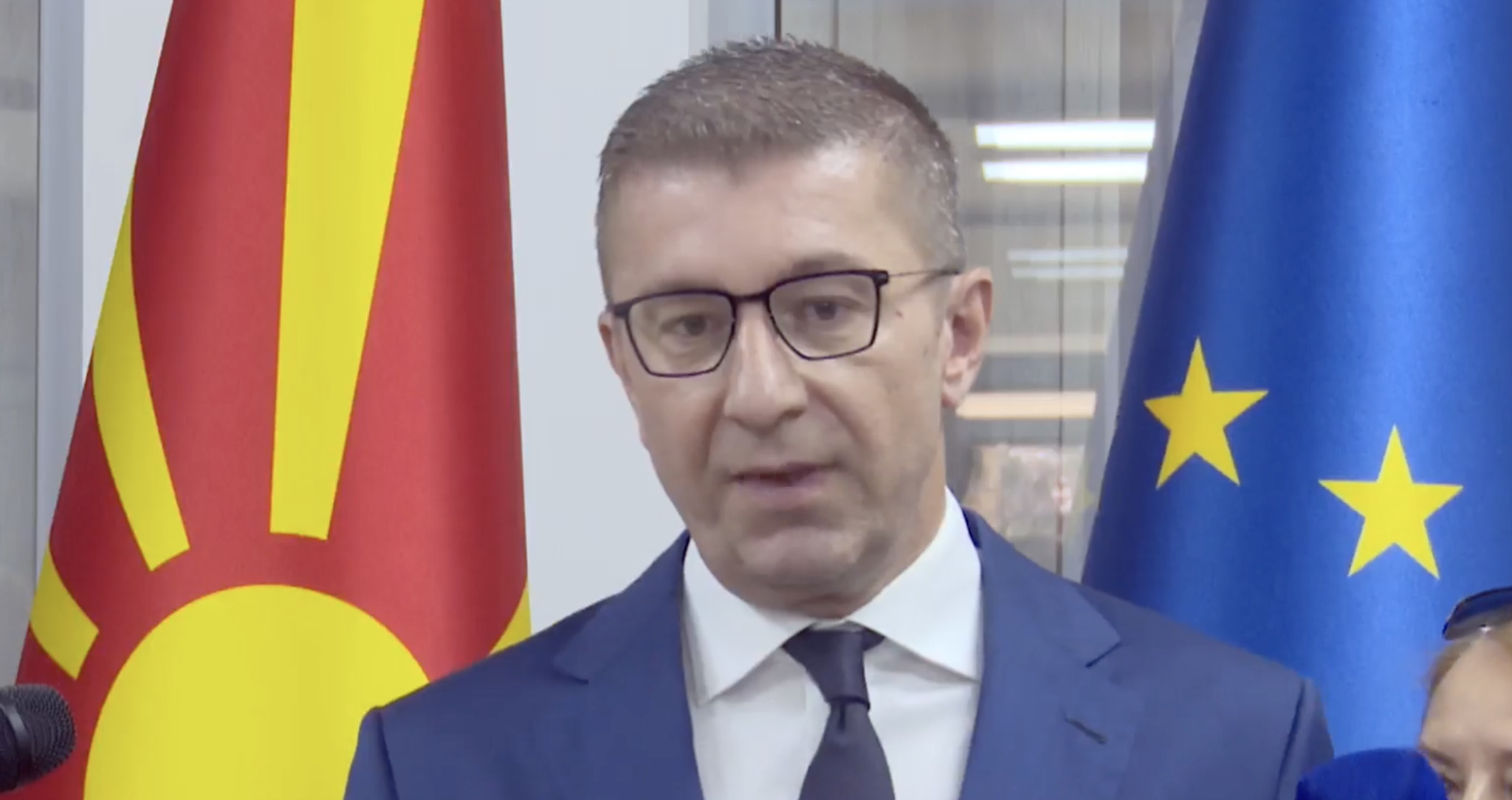 „Доколку опозицијата мисли дека се потребни предвремени избори, ние како кукавици нема да седиме на страна, туку ќе одговориме на тоа барање позитивно“, рече Мицкоски