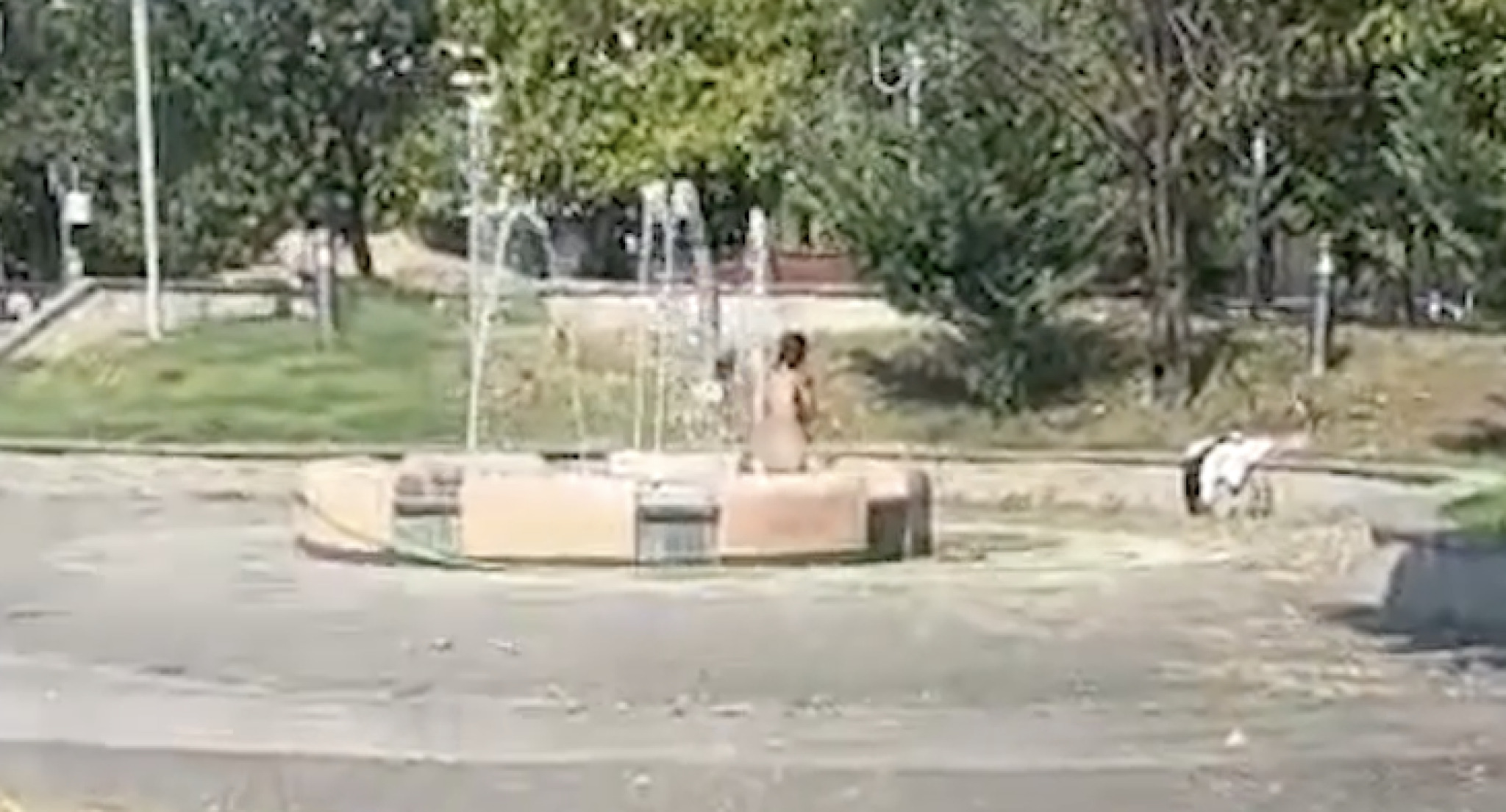 (Видео) Жена влезе гола во фонтана во Аеродром, за да се бања