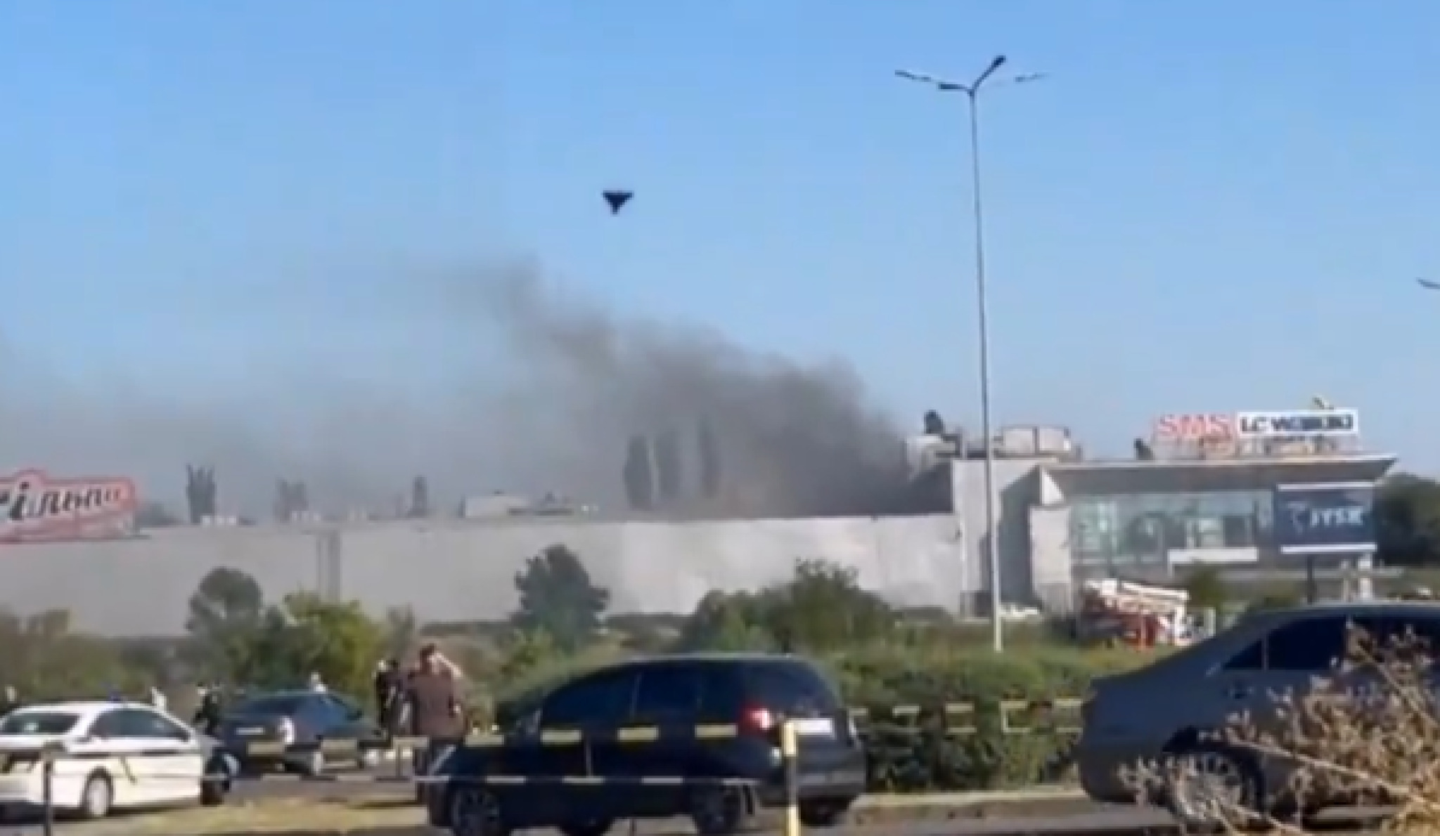 (Видео) Шест лица загинаа, 90 се повредени во руски напад во Украина