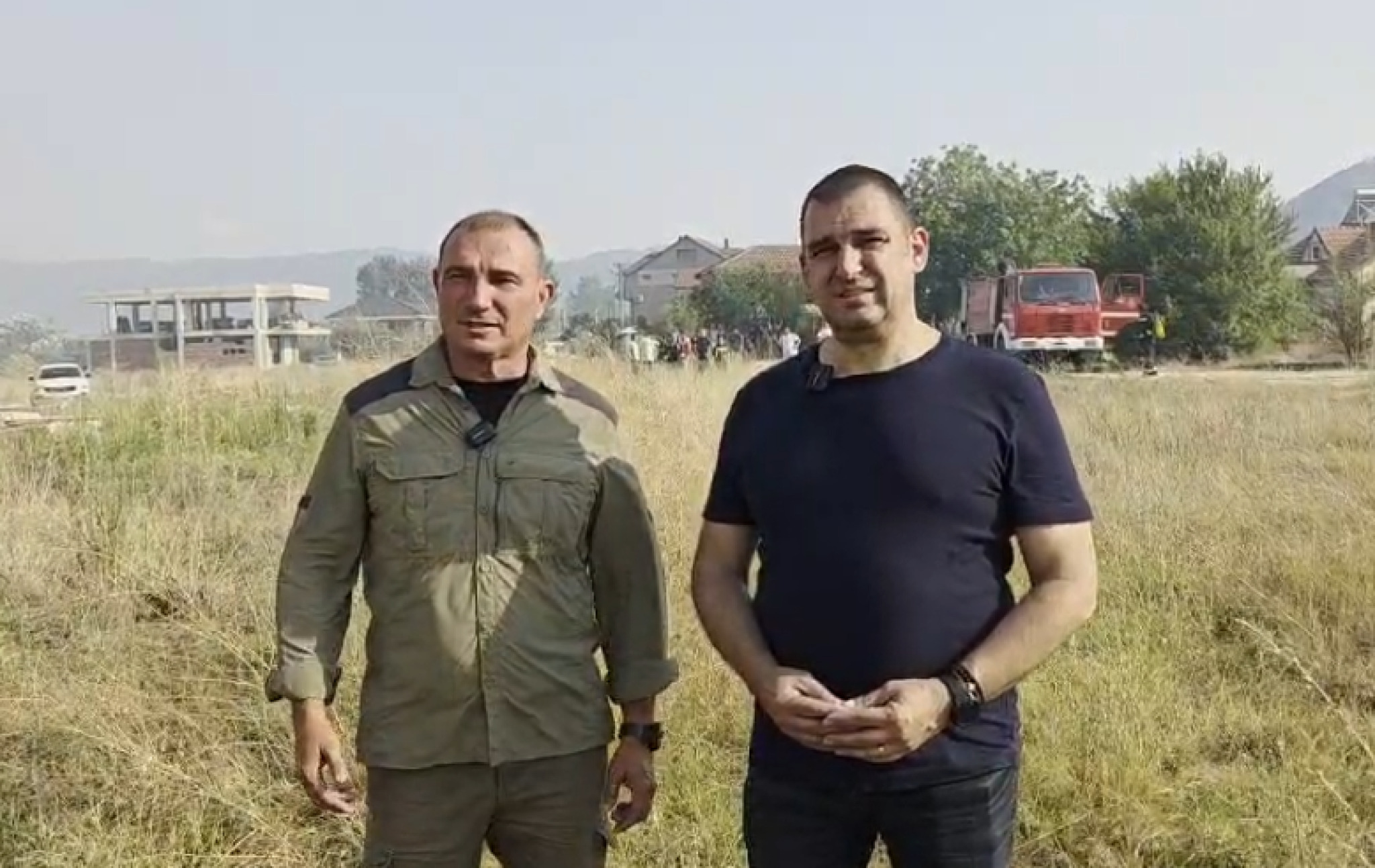 Пожарот кај Струмица се приближил до куќите: Огнот сопрен пред домовите, на терен и „Ер трактор“