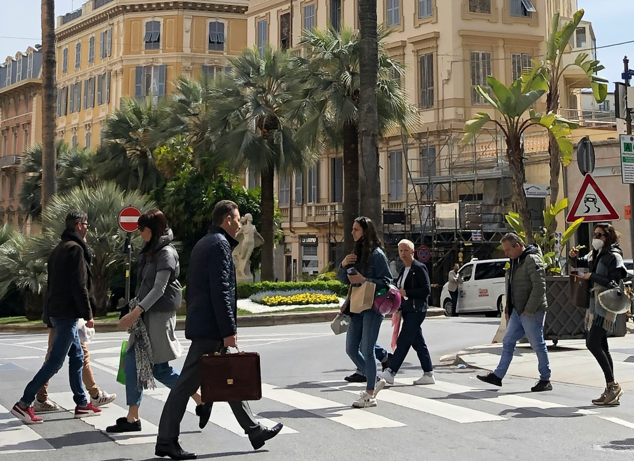Италија сака да воведе казни за пешаци кои користат мобилен телефон додека преминуваат улица