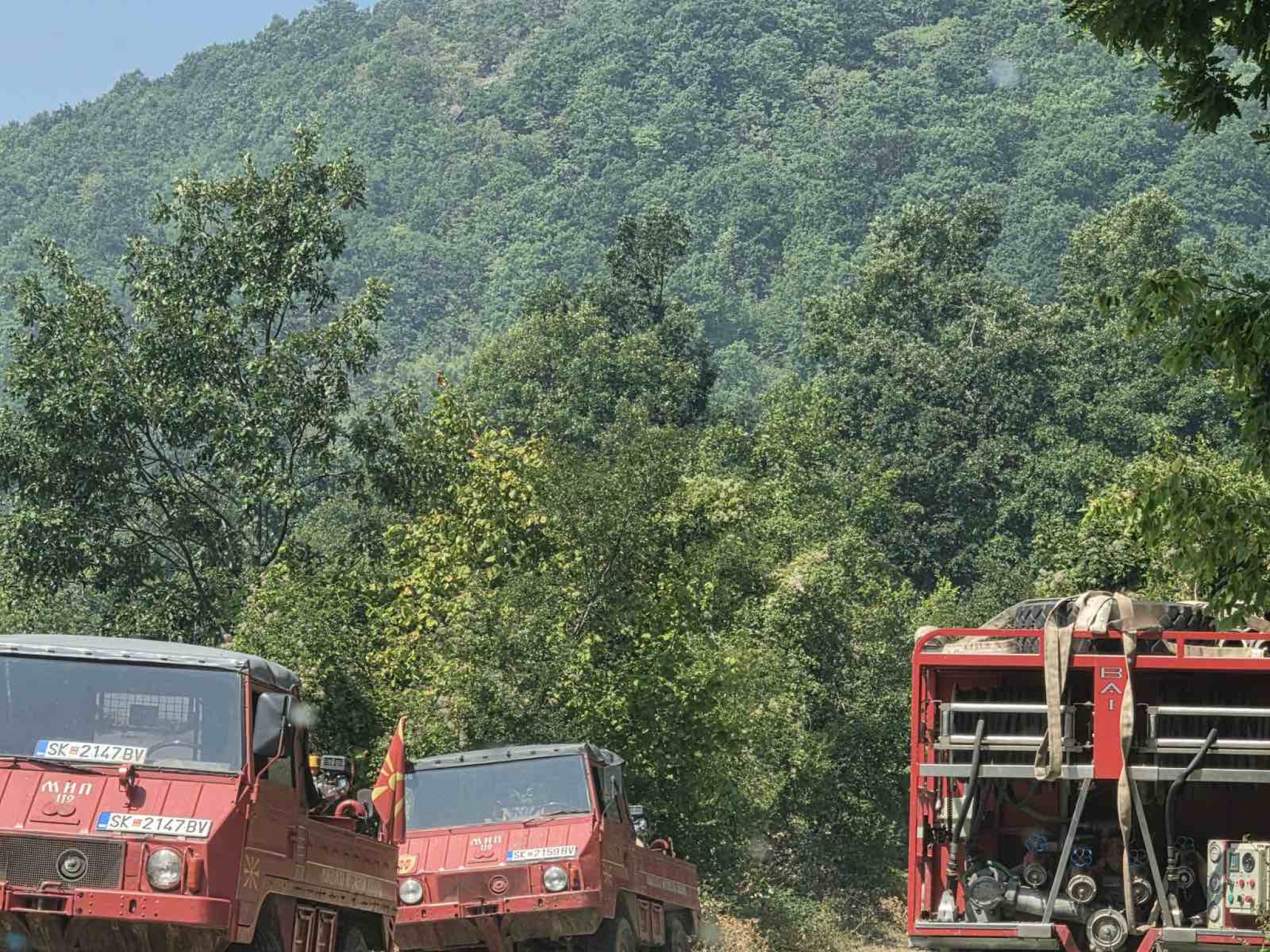 Сите сили на терен за Китка: ЦУК со три авиони и противпожарни екипи го гасне пожарот