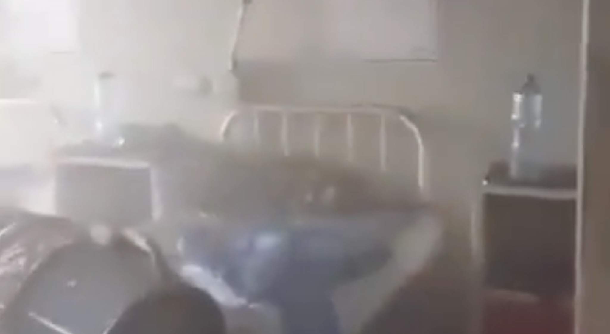 (Видео) Најмалку 15 новороденчиња загинаа во пожар во породилиште во Пакистан, само едно бебе е спасено