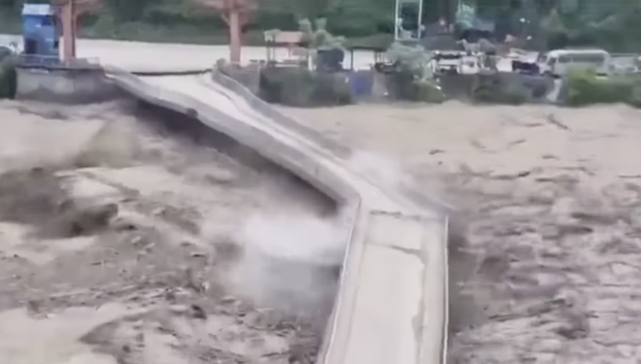 (Видео) Бројот на исчезнати во Непал се зголеми на 826, над 1.300 исчезнати во Непал и Тибет