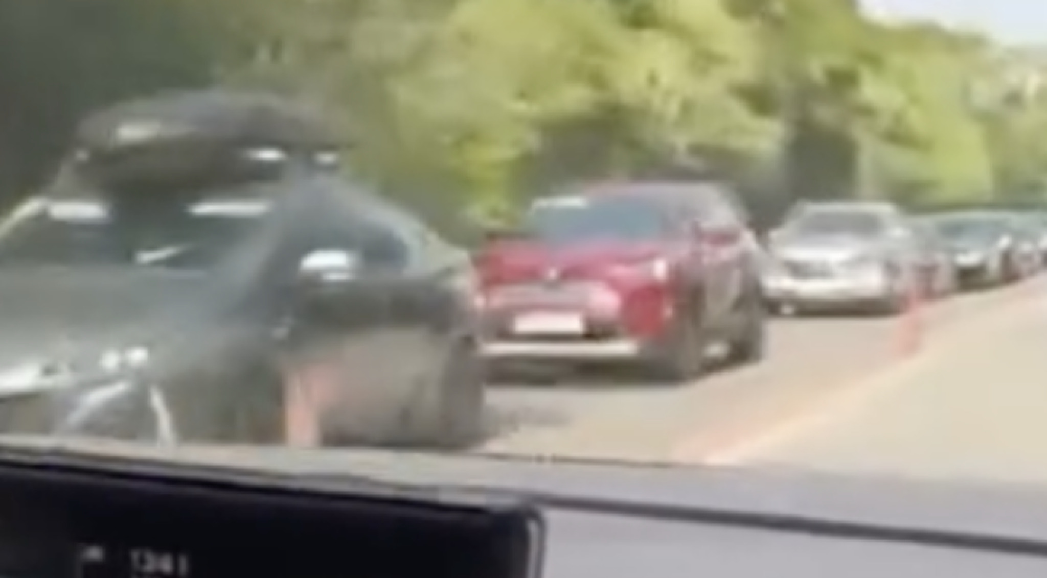 (Видео) „Бегајќи“ од „Сејф сити“ во Македонија, српските туристи заглавија во гужви низ Бугарија