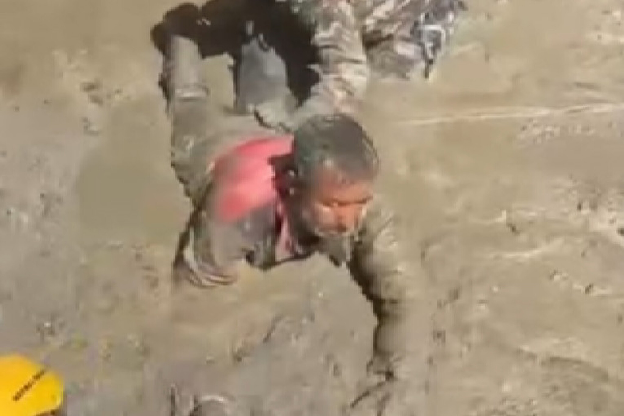 (Видео) Снимка од драматично спасување во Непал: Двајца извлечени од тунел на хидроцентрала во Расува