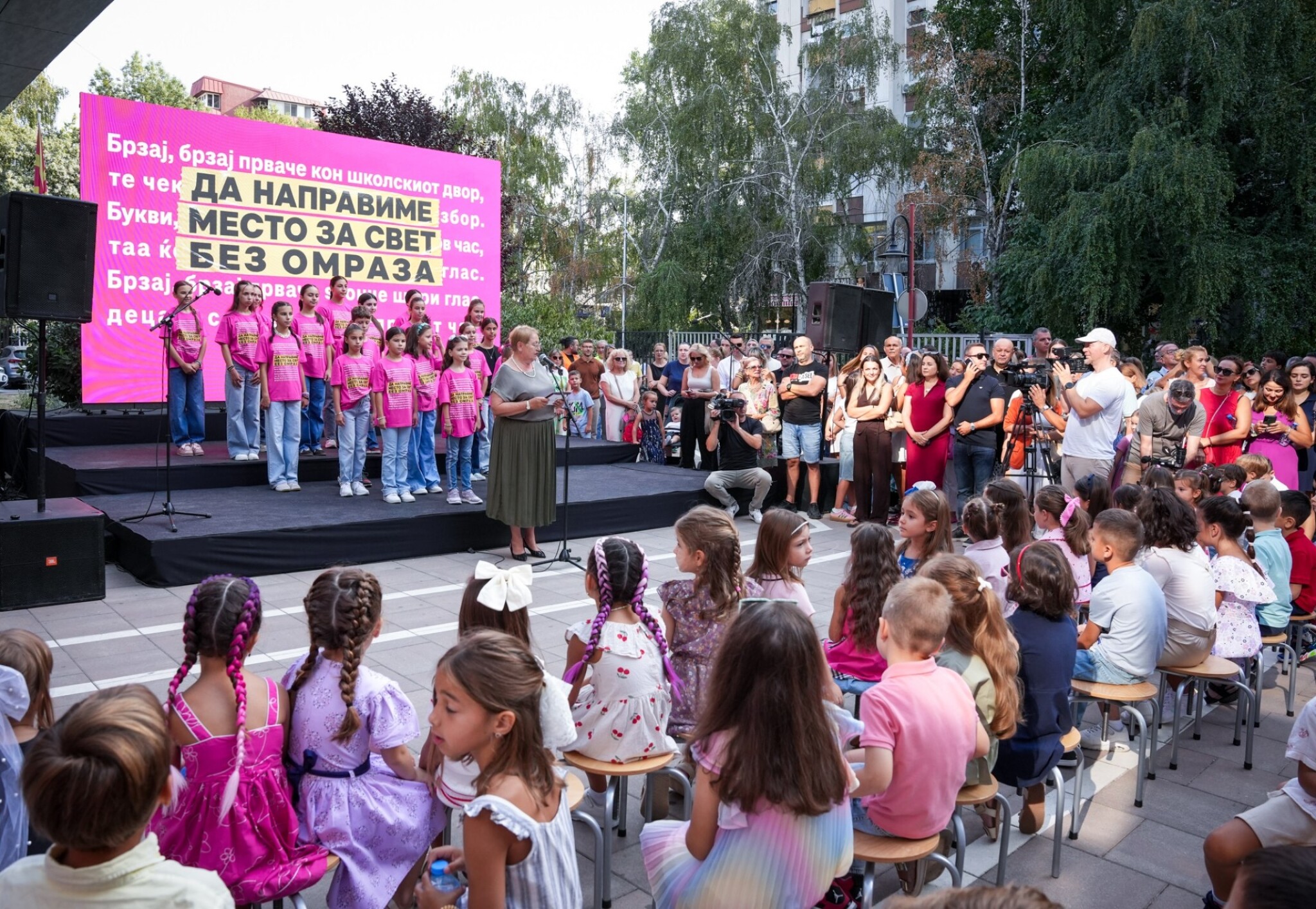 „Среќен почеток на новата школска година, учете и не го бирајте насилството како решение“, им порача Јаневска на учениците