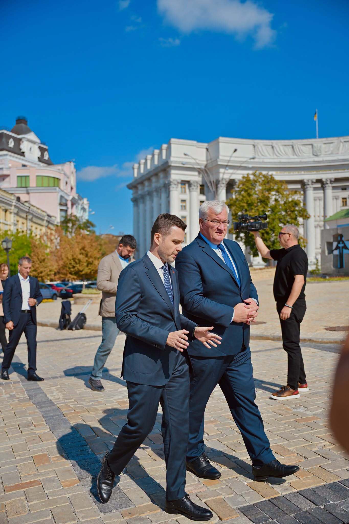 Муцунски од Киев: „Стоиме со Украина, границите не можат да се менуваат со сила“