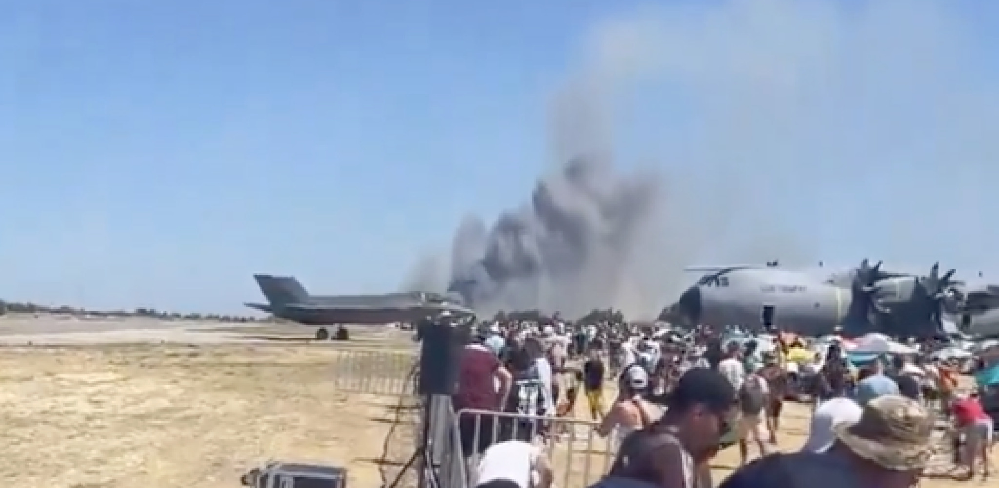 (Видео) Воен авион се урна на аеромитинг во Грција, се трага по двајцата пилоти