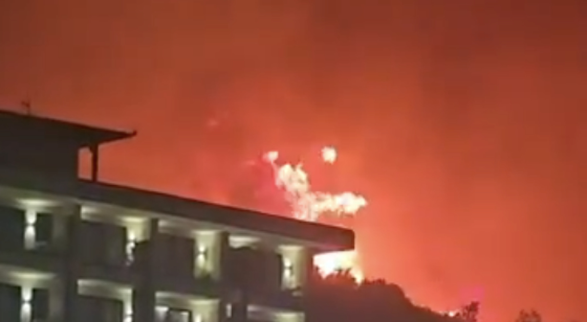 (Видео) Пекол во Албанија: Пожар проголта шест куќи и викендички во Химара
