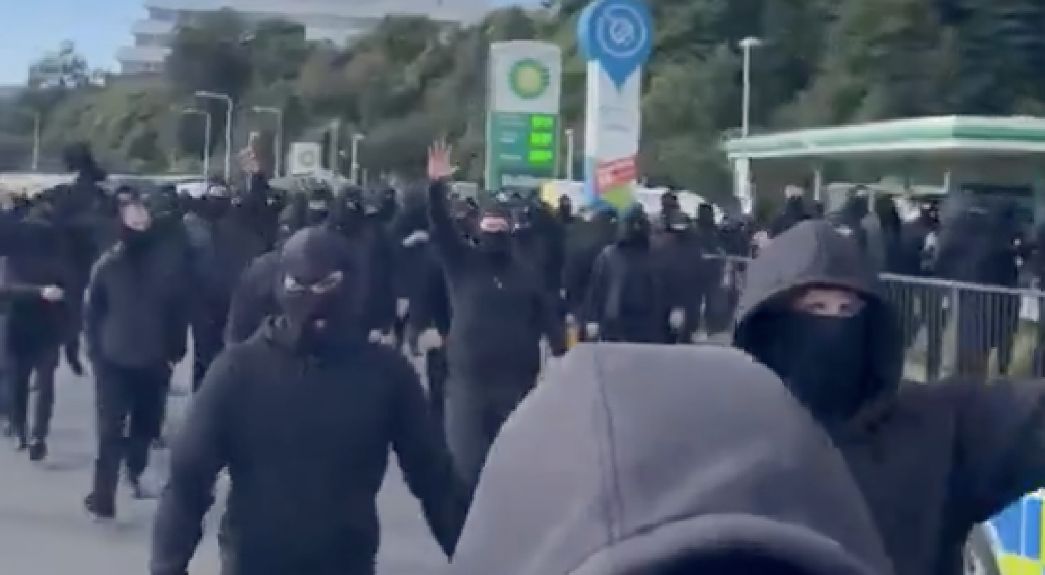 (Видео) Маскирани мажи во црно го парализираа сообраќајот во Довер: Бараат стоп за мигрантите со чамци