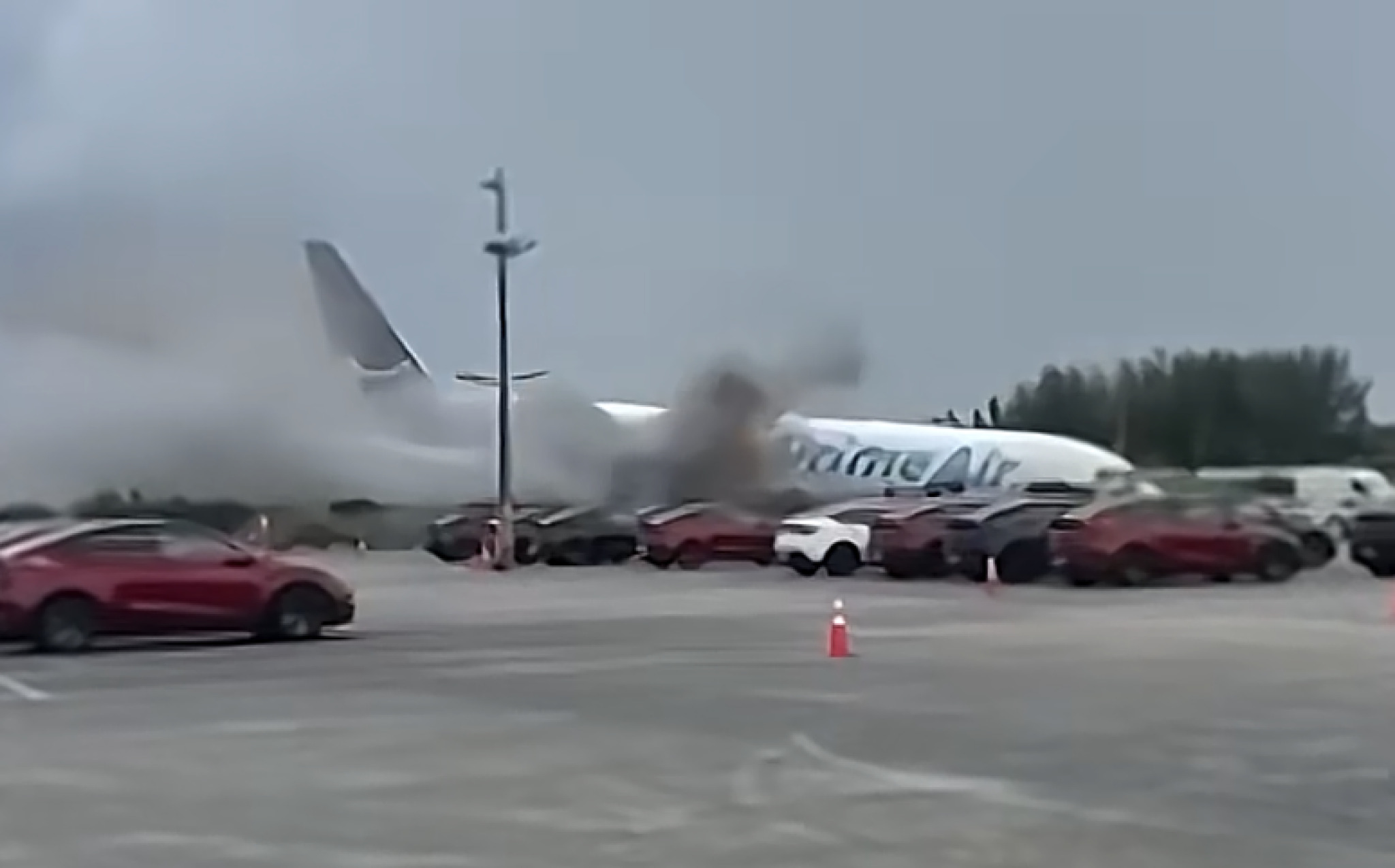 (Видео) Карго-авион излета од пистата во Мајами и удри во возила: Петмина загинати