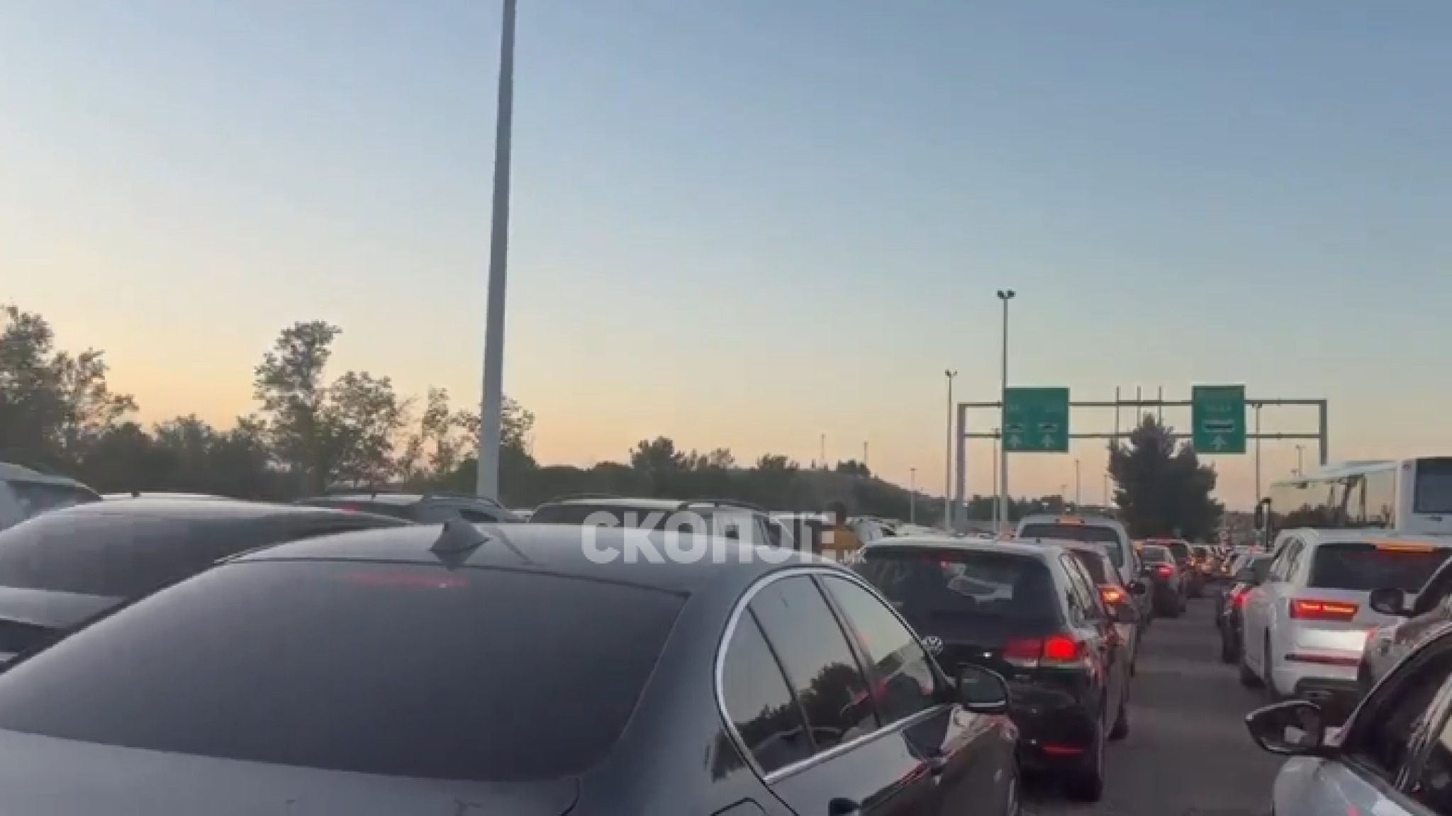 (Видео) Километарски колони на Евзони за влез во Македонија: Се вози во пет ленти, но долго се чека