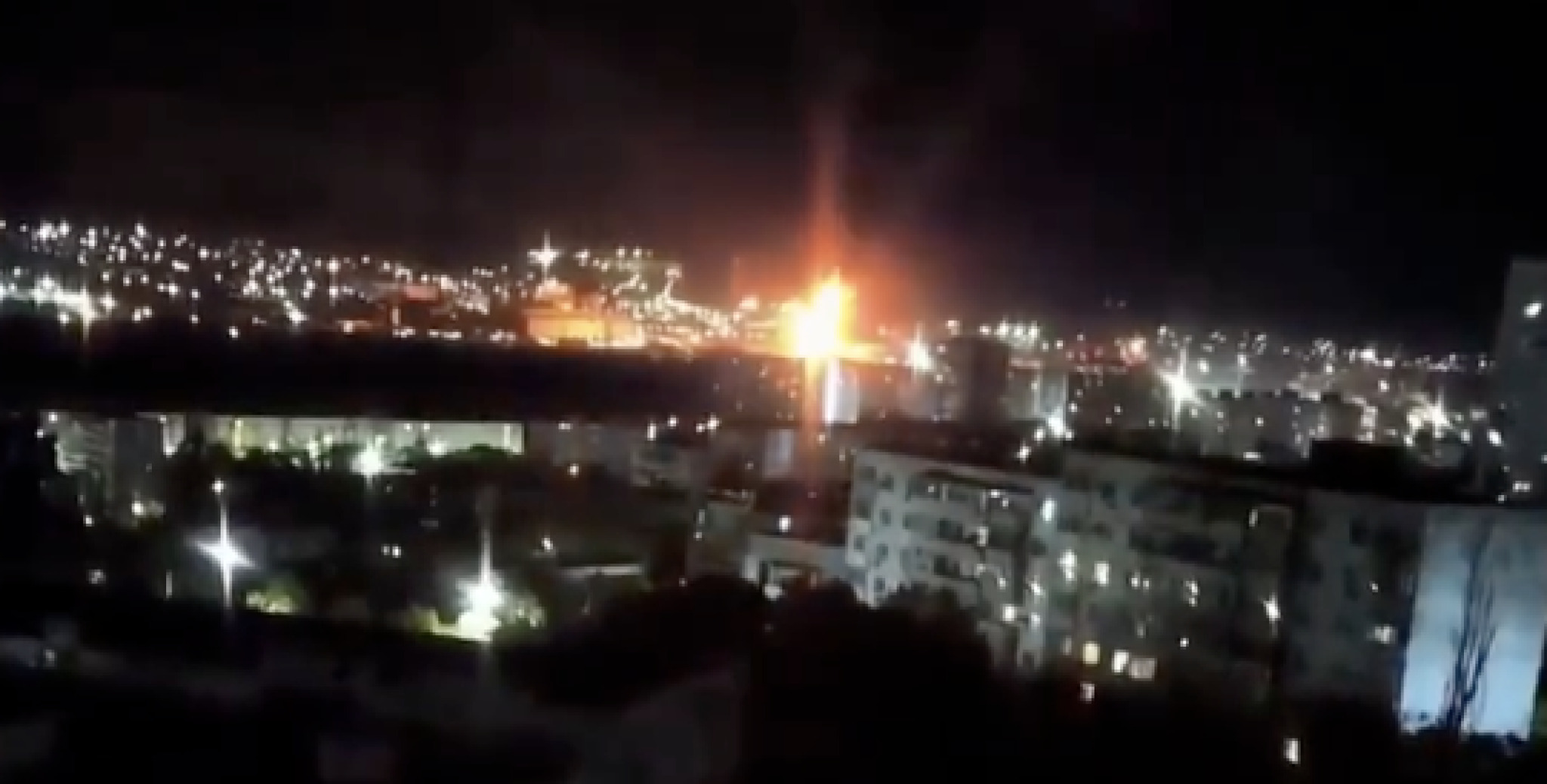 (Видео) Украински дронови погодиле нафтен терминал во Новоросијск