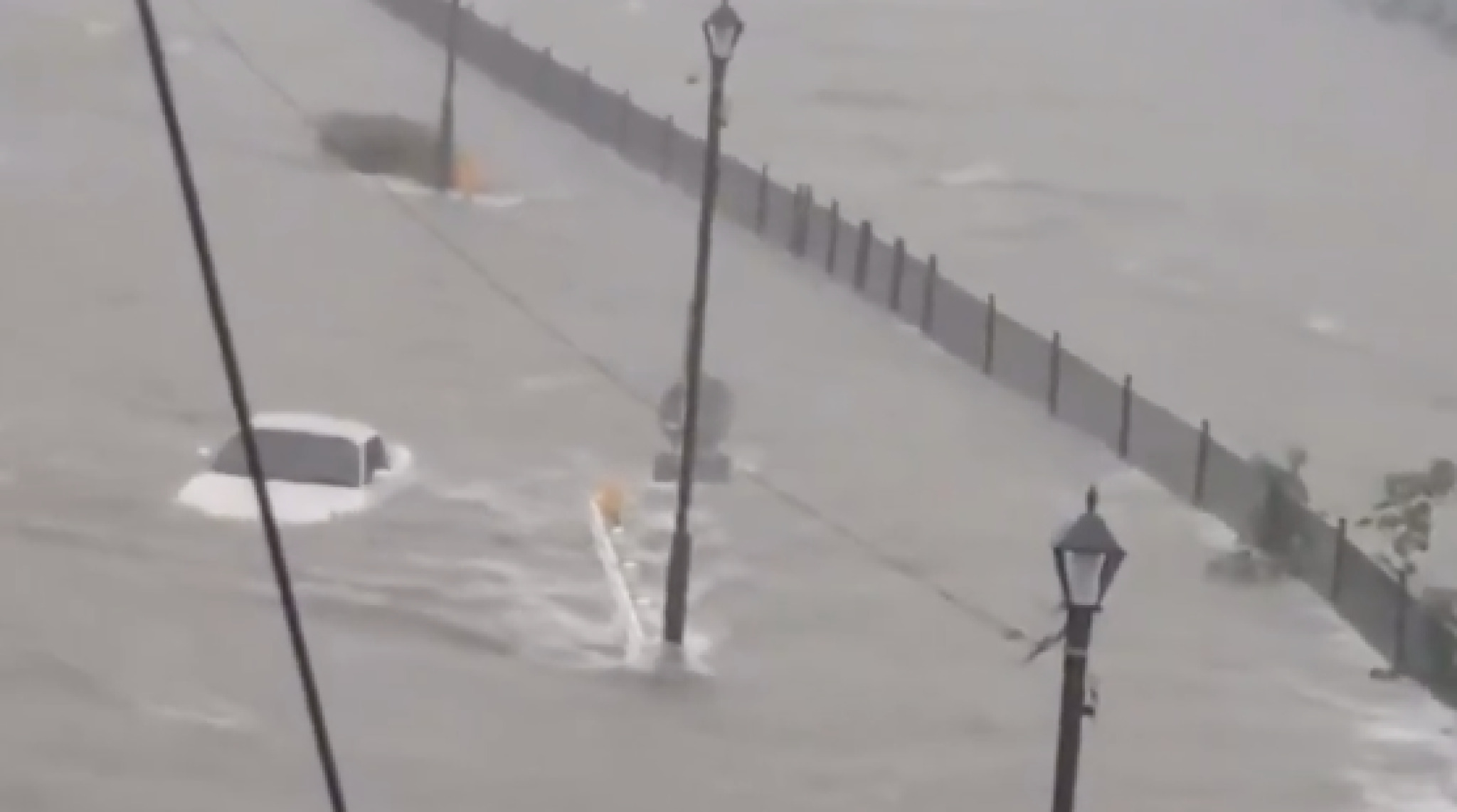 (Видео) Јапонија под силно невреме: Рекордни врнежи, парализиран сообраќај и 41 повреден