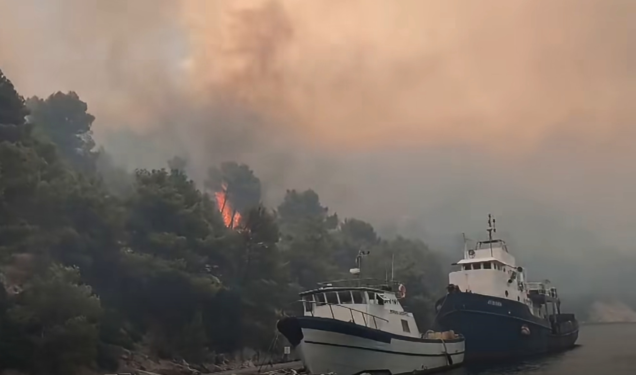 (Видео) Драматични сцени од Хрватска: Силниот ветер го разгоре пожарот на Брач