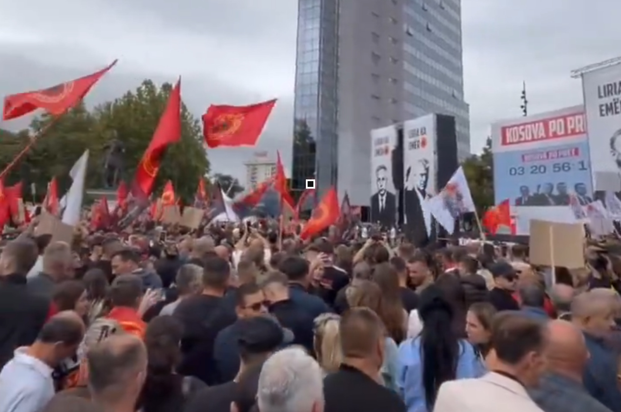 (Видео) Десетици илјади луѓе на „Маршот за слобода“ во Приштина во поддршка на ОВК