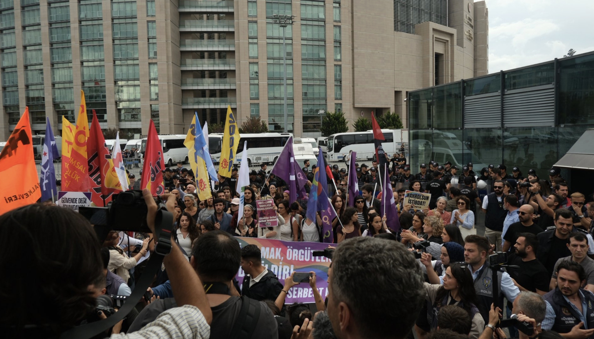 (Видео) Најмалку 150 приведени на протест во Истанбул поради апсењата на ЛГБТК+ активисти