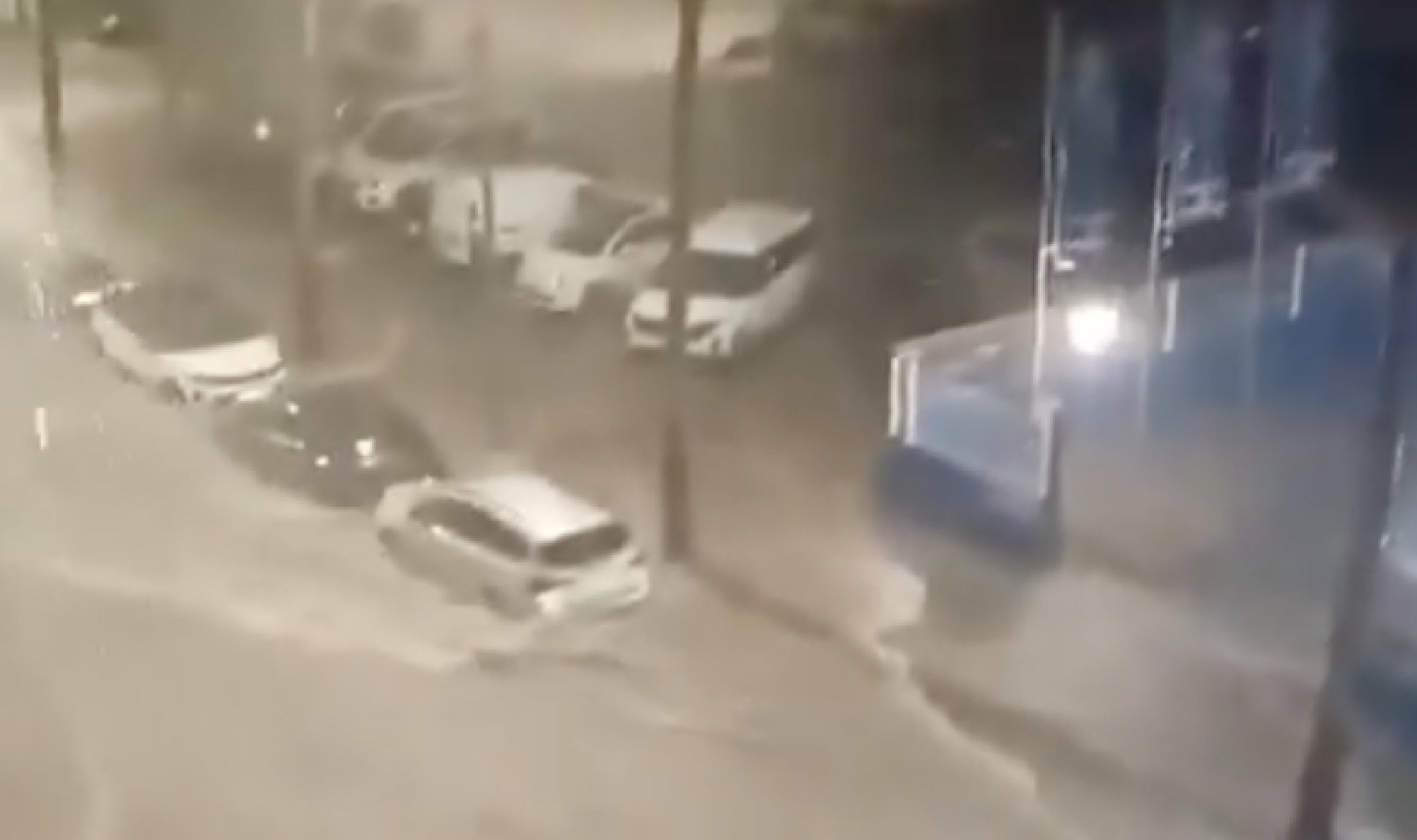(Видео) Невреме со поројни дождови во Шпанија: Загина маж, патиштата се претворија во реки
