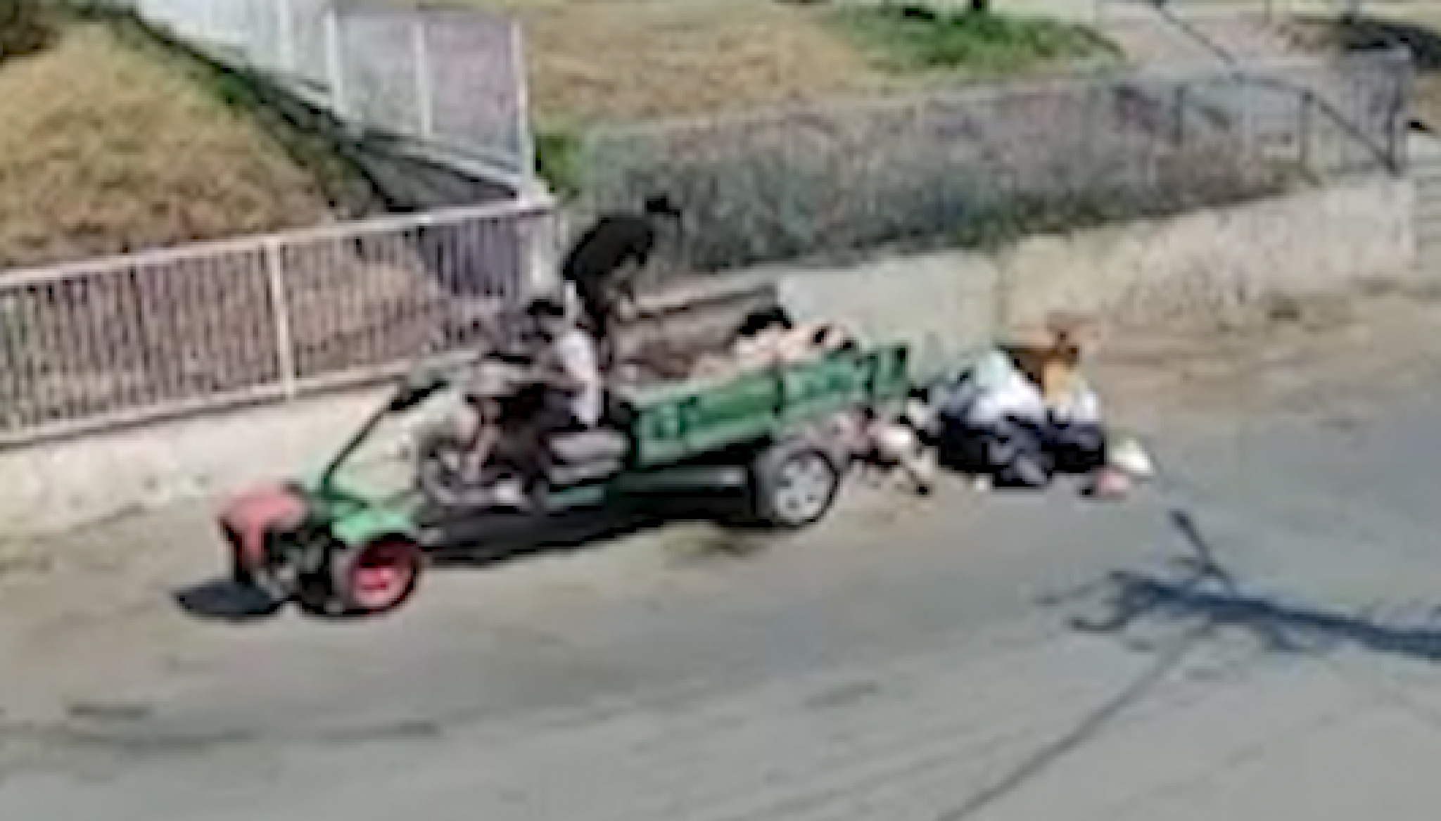 (Видео) Собираат отпад за пари, но наместо на депонија – го истовараат на улица: уште еден случај на несовесно однесување